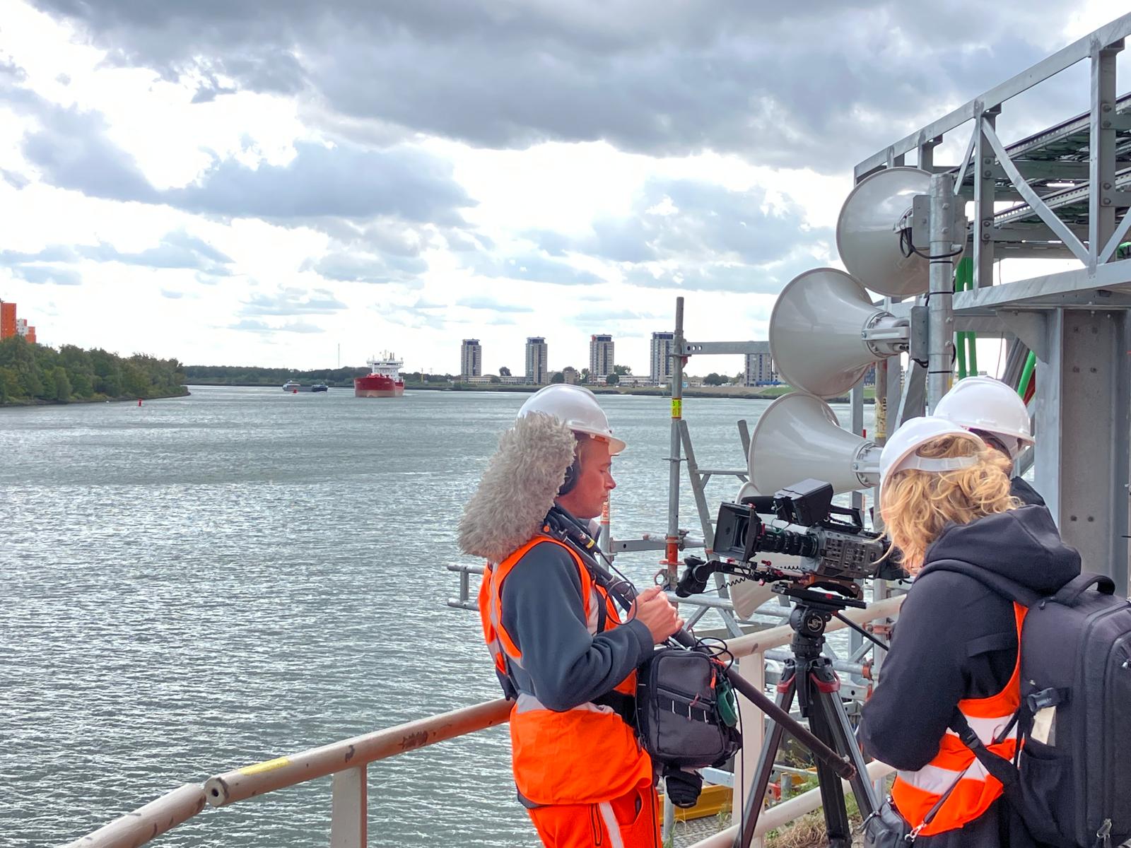 Opnames voor 'in de steigers' op de brug.