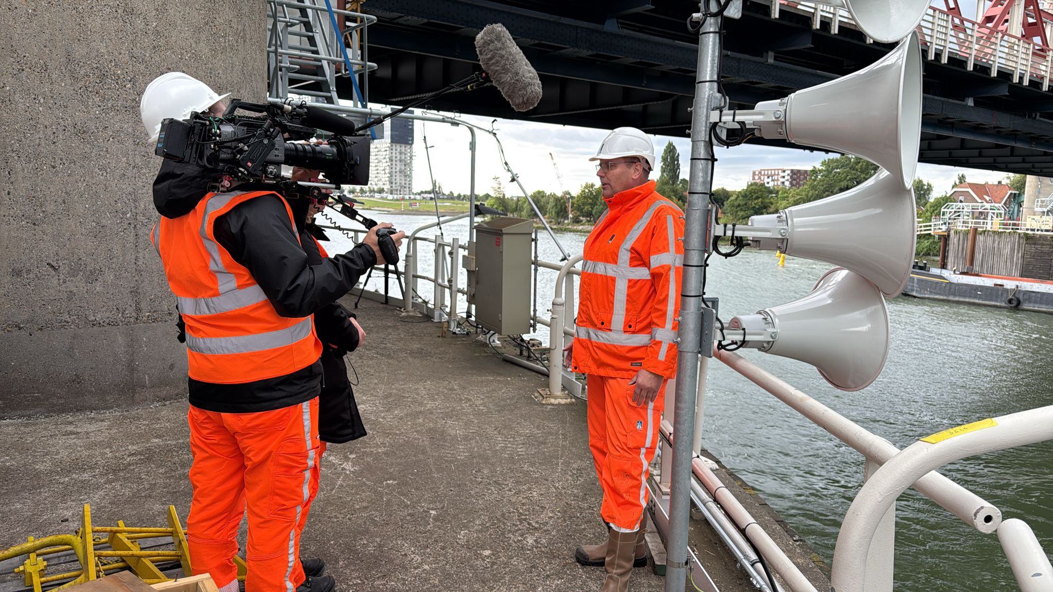 Opnames voor 'in de steigers' op de brug.