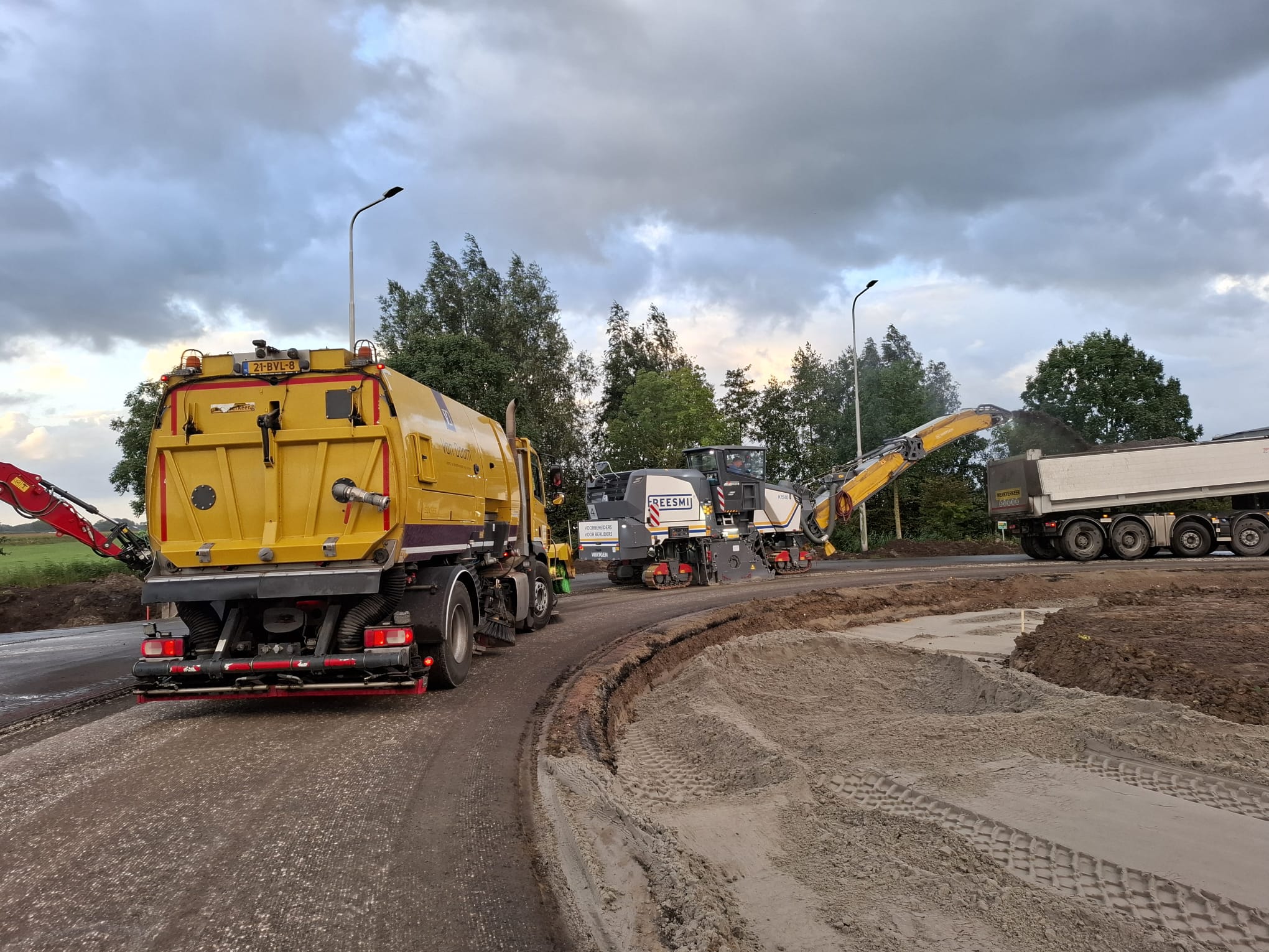 Freeswerkzaamheden (weghalen van asfalt) op de rotonde.