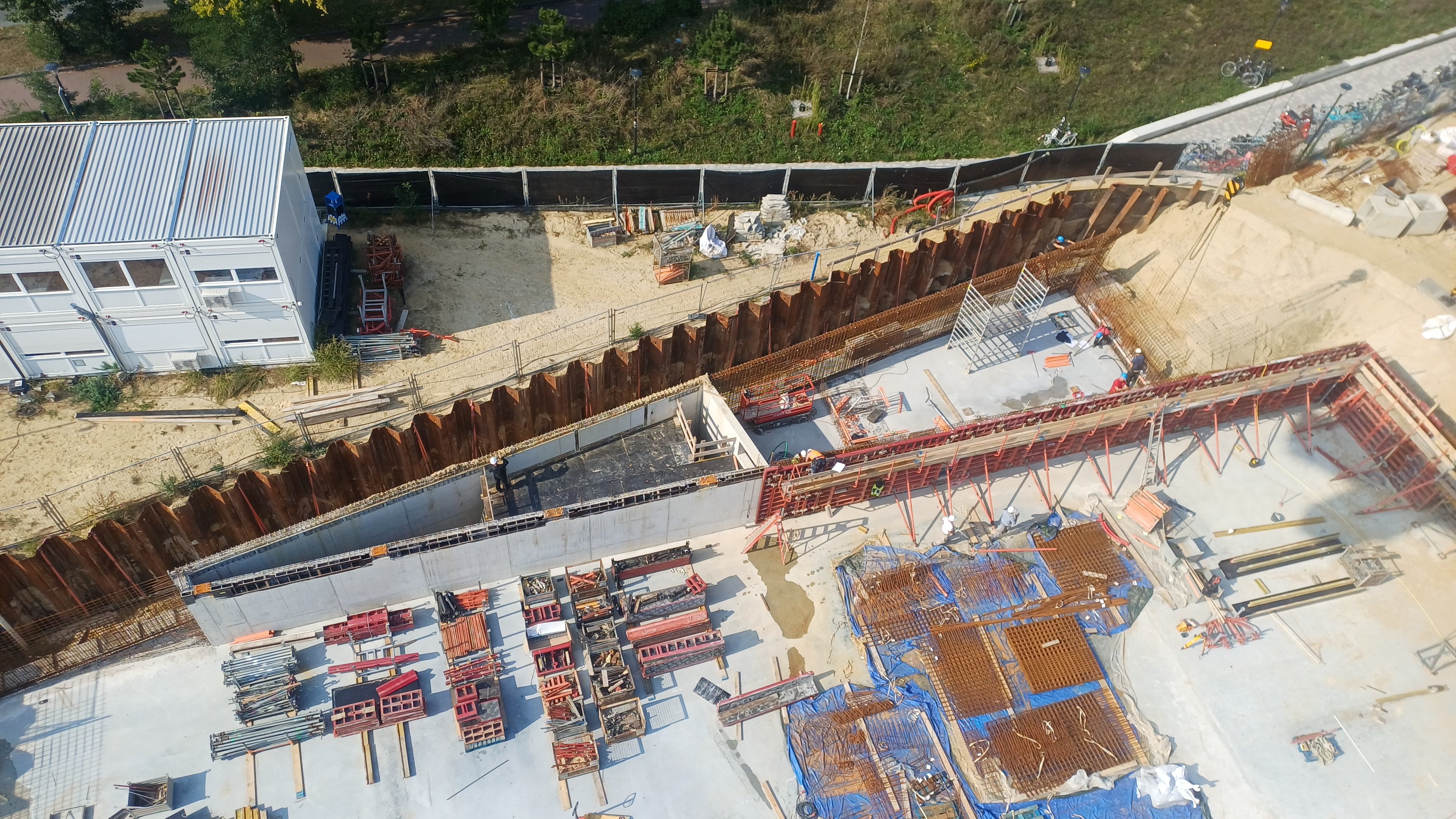 Zicht op de 'wig' die wordt opgebouwd. Hierin komen straks onder andere de lift en de technische ruimtes.