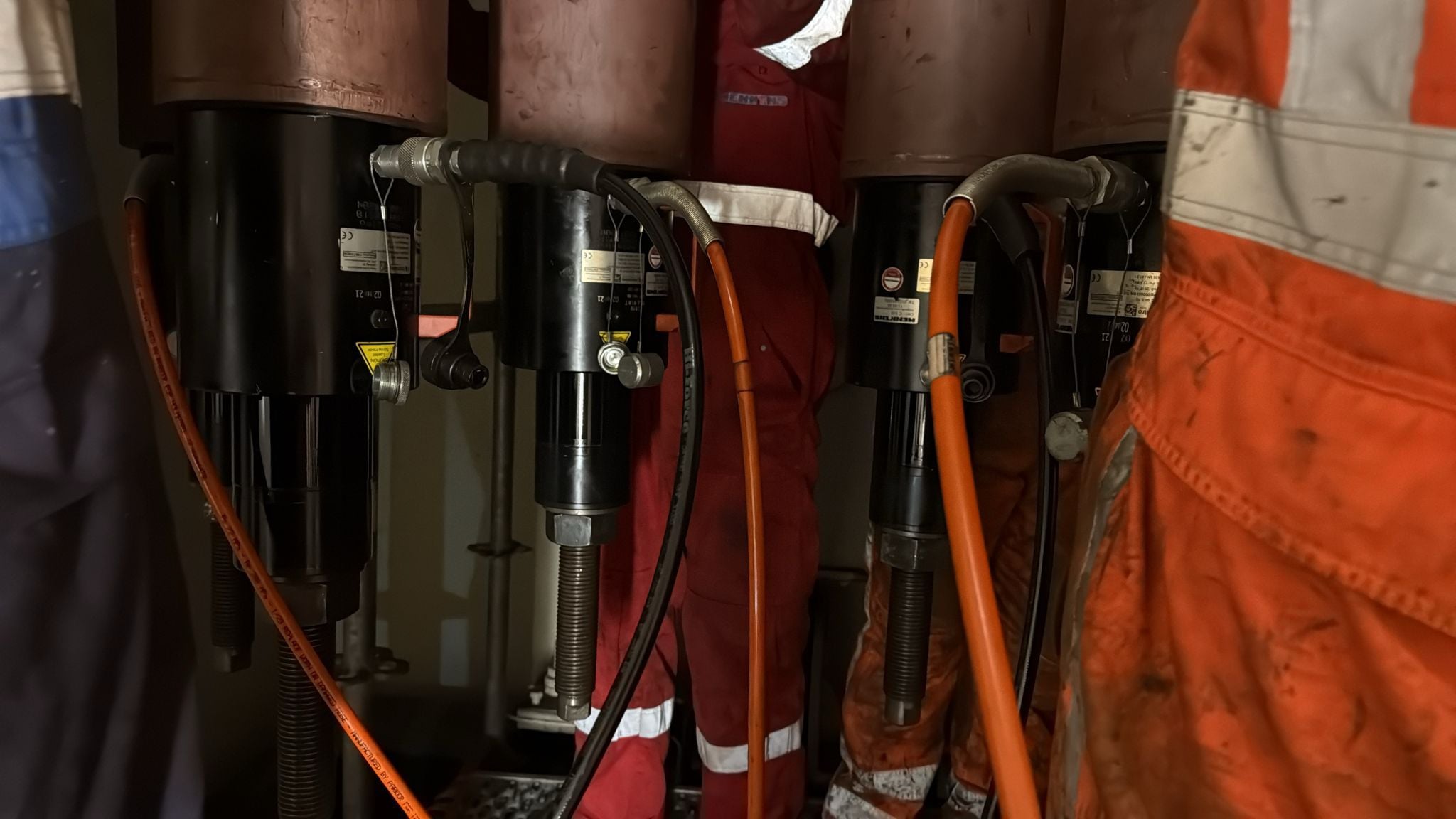 De vijzels om alle trekkabels van dezelfde kracht te voorzien. Foto genomen boven het ballastgewicht.