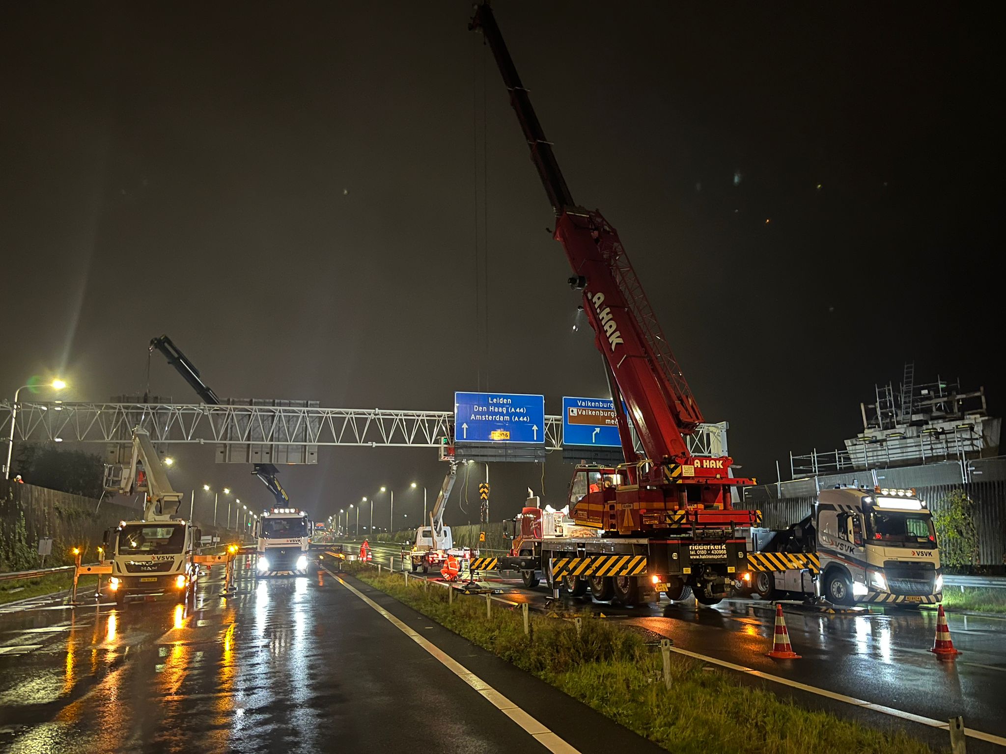 De N206 ir. G. Tjalmaweg is afgesloten, de werkzaamheden zijn gestart. Hier wordt het portaal met de ANWB-bebording verwijderd. Een deel van de geleiderail is ook al tijdelijk weggehaald.