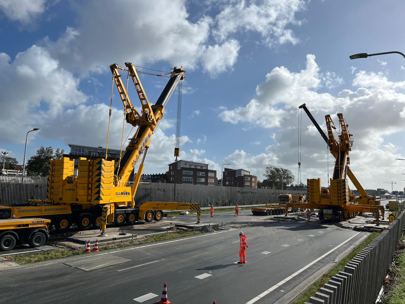 Twee 700 tons kranen zijn nodig om de 130 ton zware liggers in te hijsen