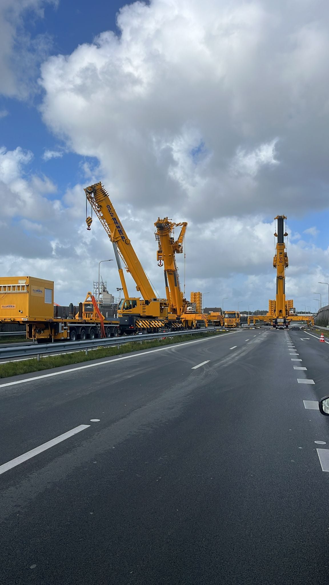 De kranen worden in de verdiepte ligging van de N206 opgesteld.