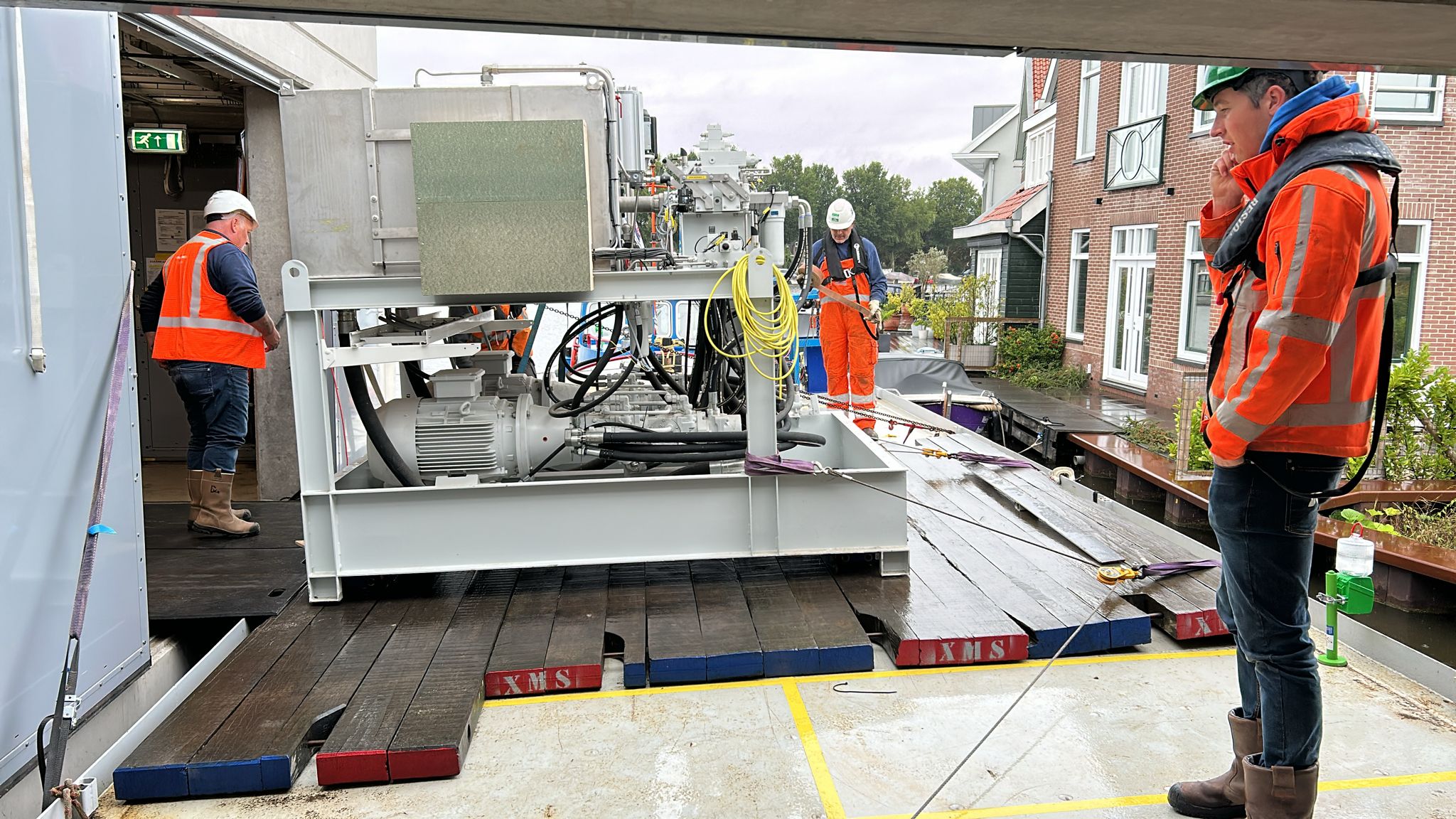 Foto 1: verwijderen HPU uit technische ruimte.
