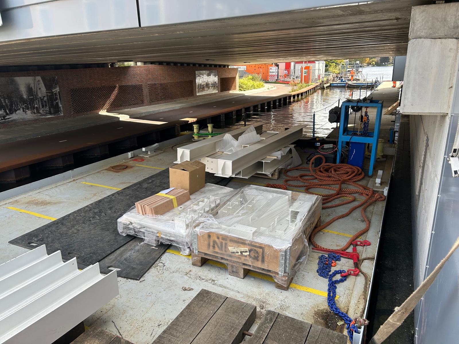 Foto 3: aanleveren stalen binten i.v.m. hijsconstructie.