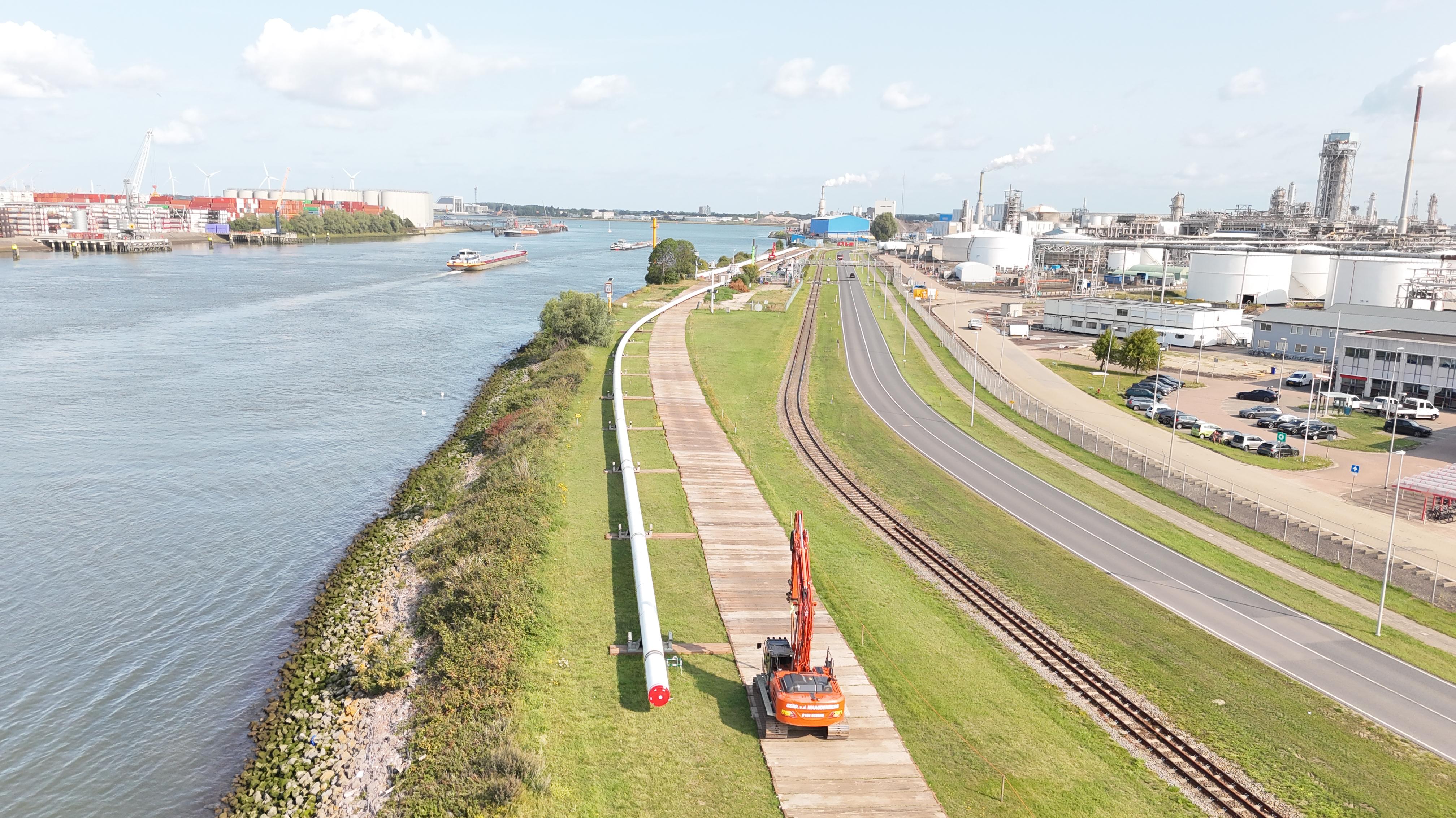 Vondelingenplaat: leiding voor de boring onder de Nieuwe Maas