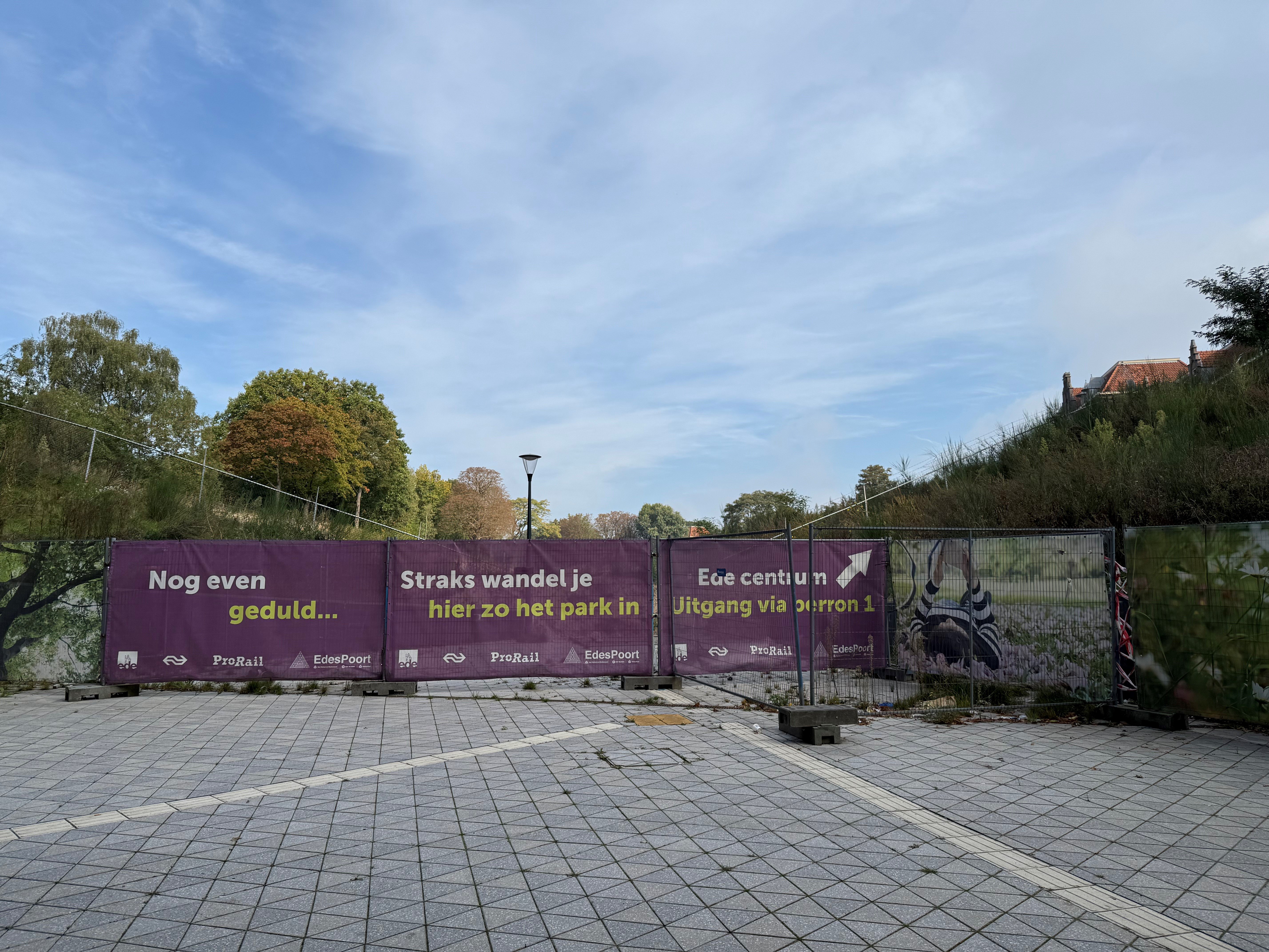 De nu nog afgesloten noordelijke uitgang van de reizigerstunnel. Nog heel even geduld en dan is het zo ver...