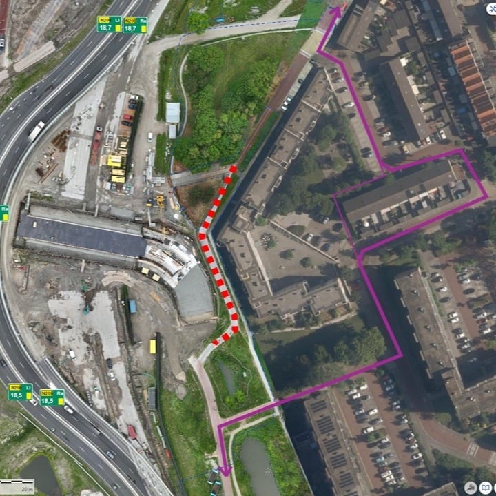 Het fiets- en voetpad is t.h.v. de rode stippellijn afgesloten voor alle verkeer.

Fietsers en voetgangers worden omgeleid via de paars gekleurde omleidingsoute. Voetgangers kunnen doorsteken via de dunne paarse lijn.