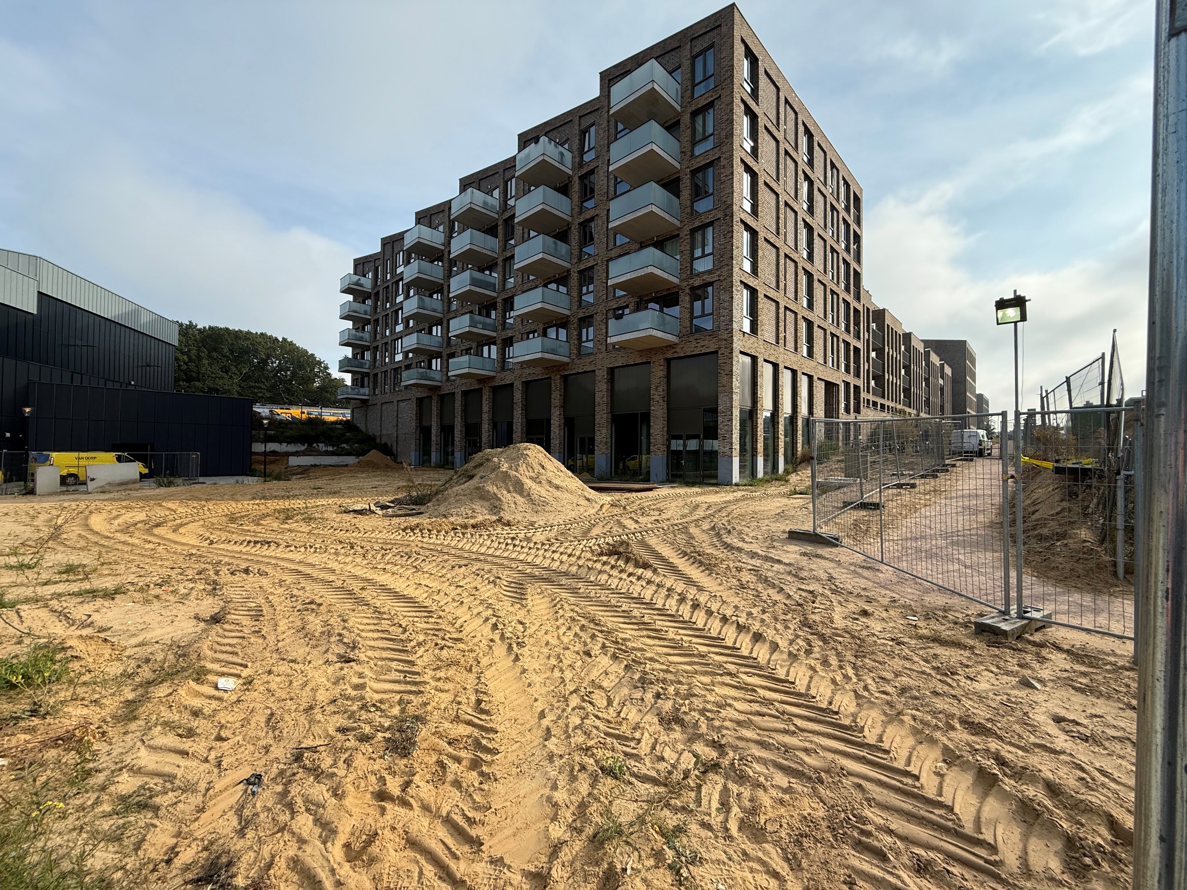 Het oostelijk deel van het stationsplein waar we aan het werk zijn met rechts de tijdelijke looproute die 3 dagen is afgesloten.