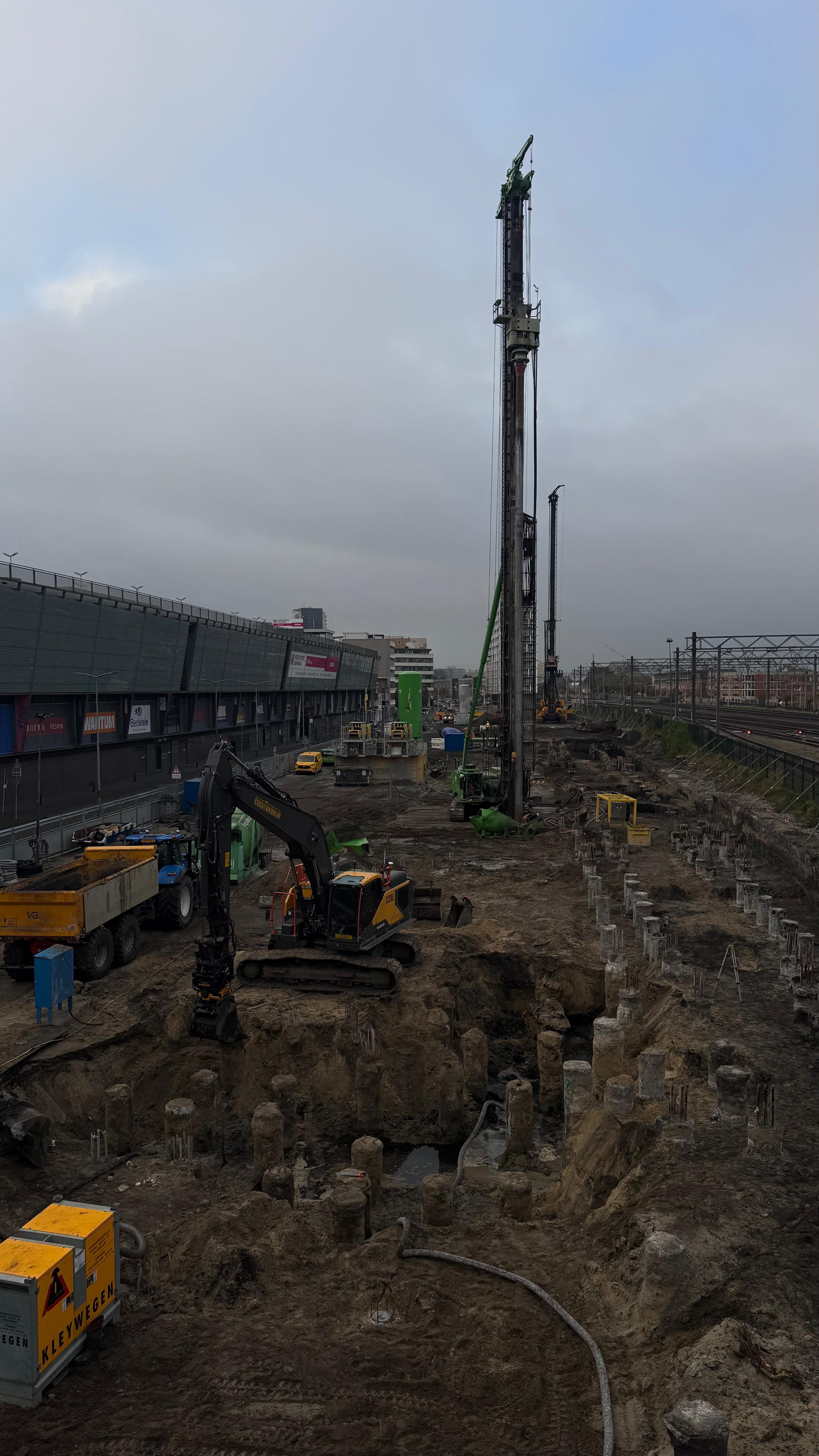 Zicht op de bouwplaats vanuit de keet, vanochtend om 07.00u