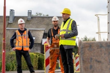 Met gele helm Arjan van Rijn, lid van het Dagelijks Bestuur van het waterschap Amstel, Gooi en Vecht, AGV 2025