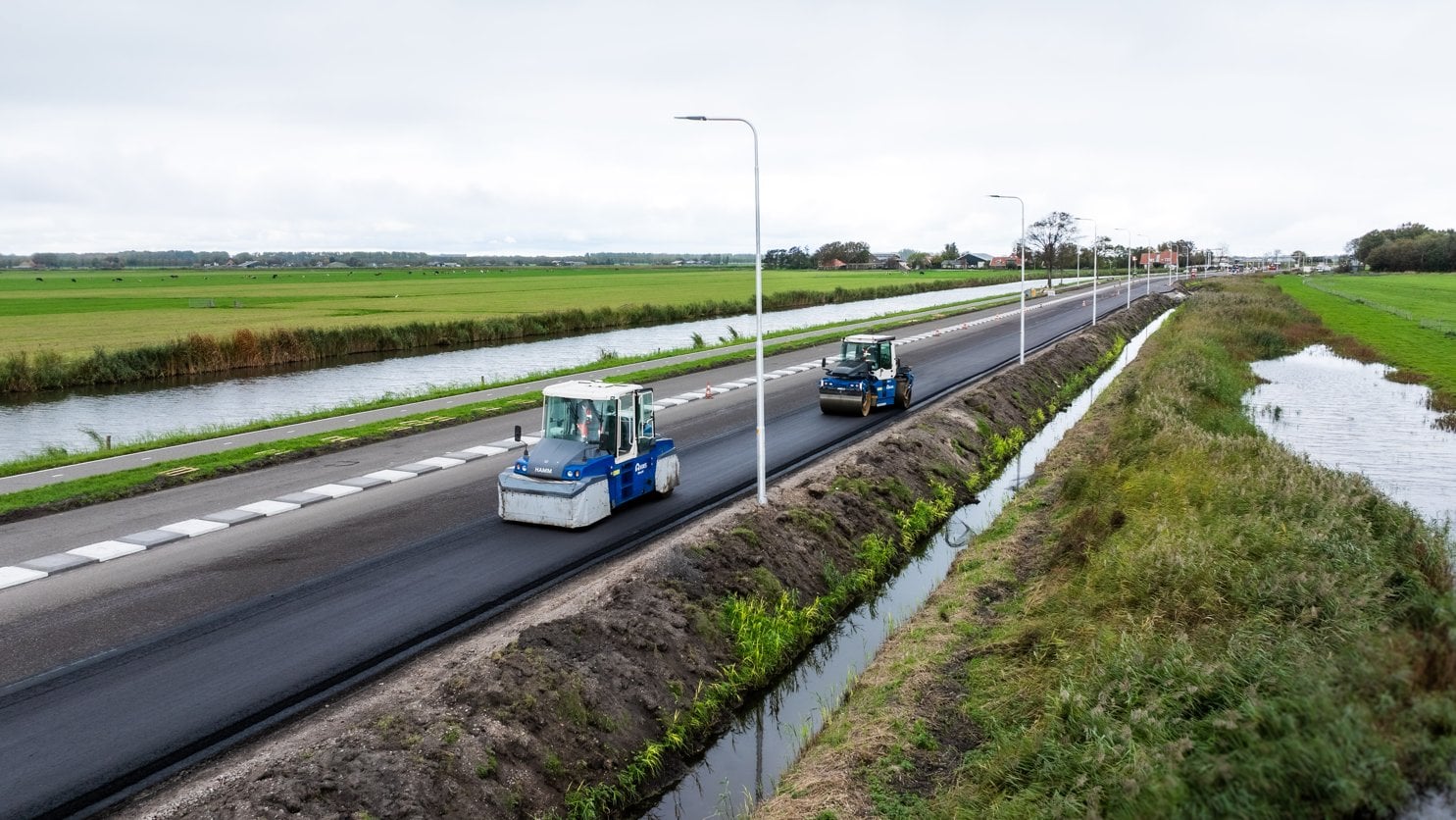 Walsen van het warme asfalt op de N247