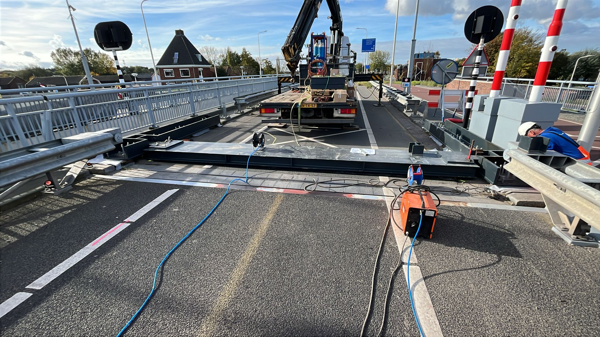 Foto 2: De oplegblokken van de hulpbrug worden geplaatst.