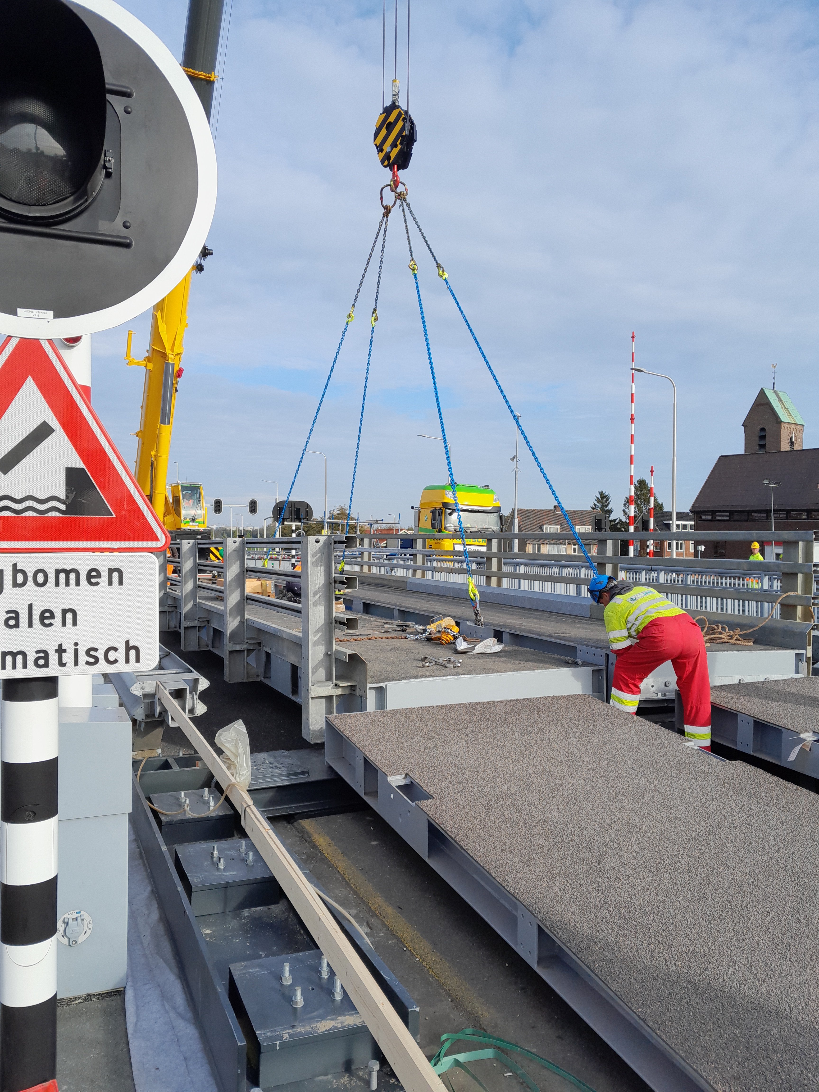 Foto 4: Inhijsen van de hulpbrug.