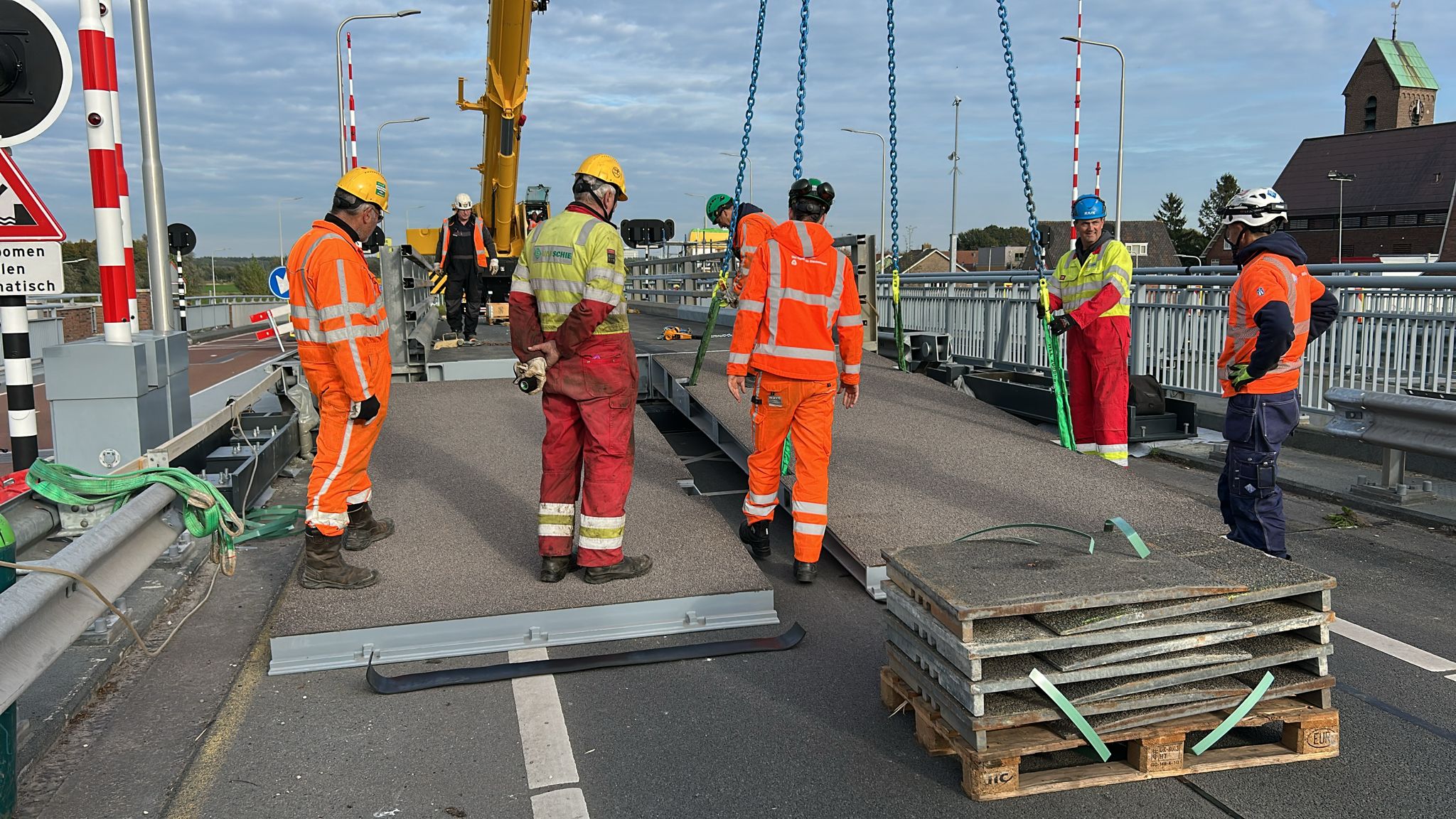 Foto 5: Inhijsen van de oprijplaten.