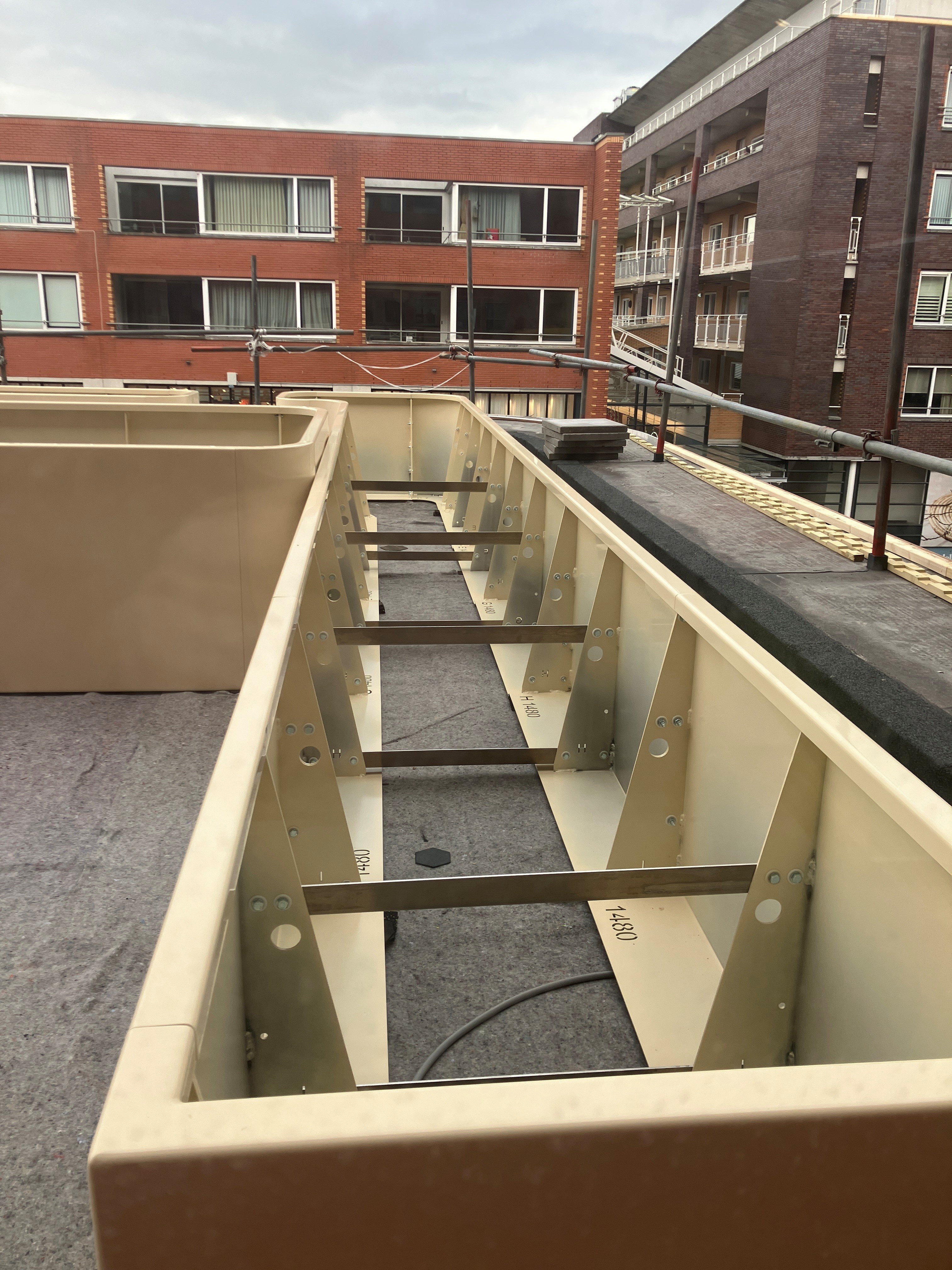 De nieuwe plantenbakken krijgen vorm
