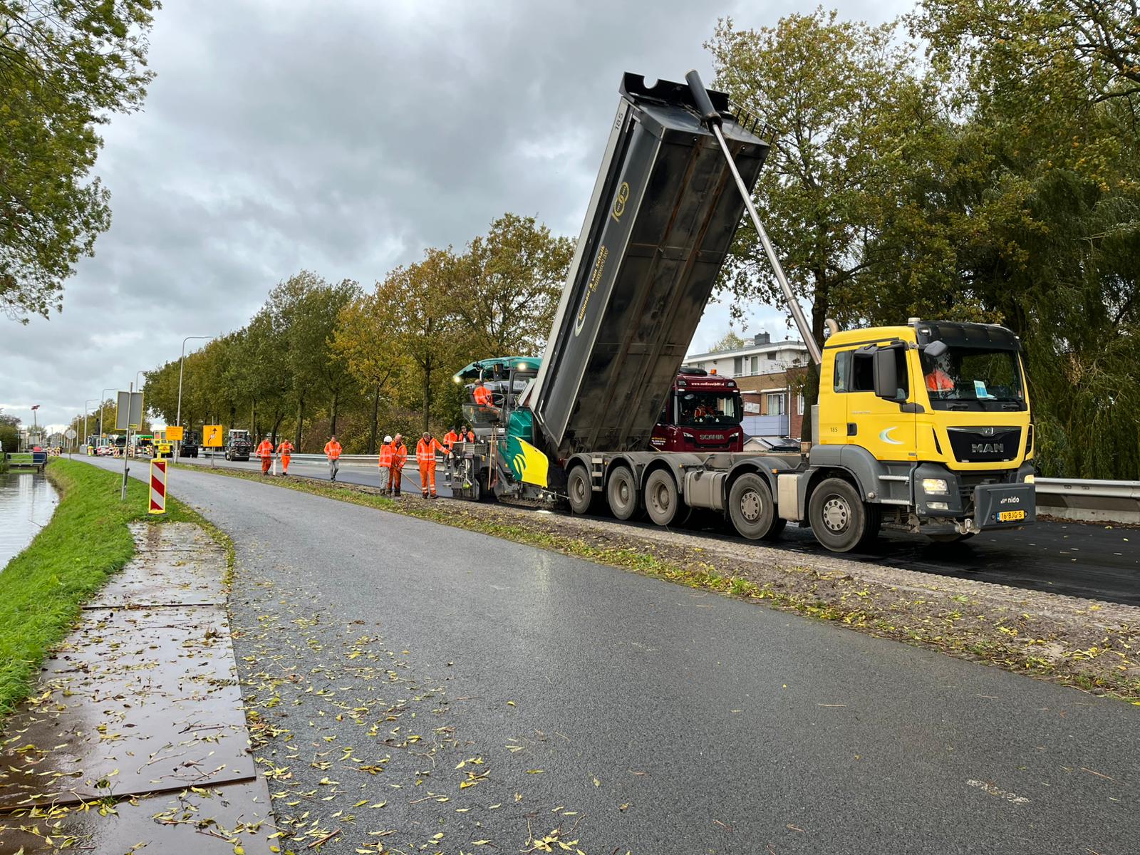 Werkzaamheden rondom het asfalteren van de deklaag