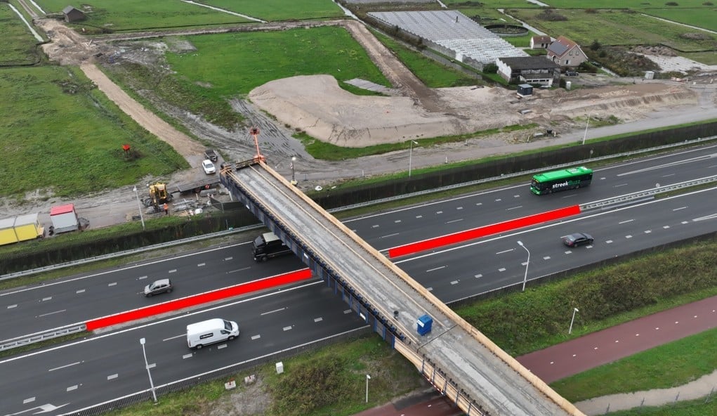 Ter hoogte van de rode lijn wordt tijdelijke barrier vervangen voor geleiderail.