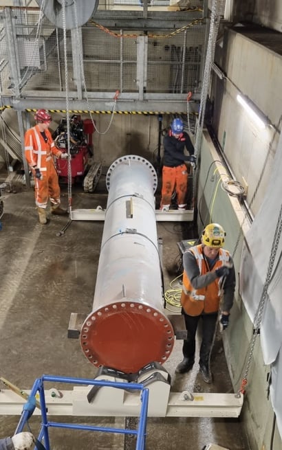 Foto 2: Middenstuk bestaande koppelbuis ligt op bodem basculekelder