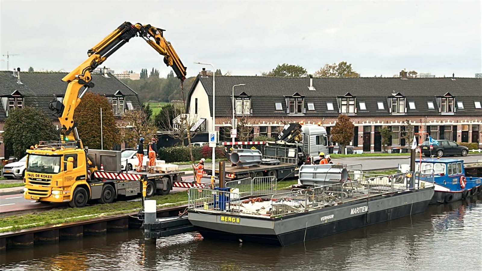 Foto 3: Leverantie delen van de nieuwe koppelbuis die per ponton naar de ingang van de brug worden gevaren.
