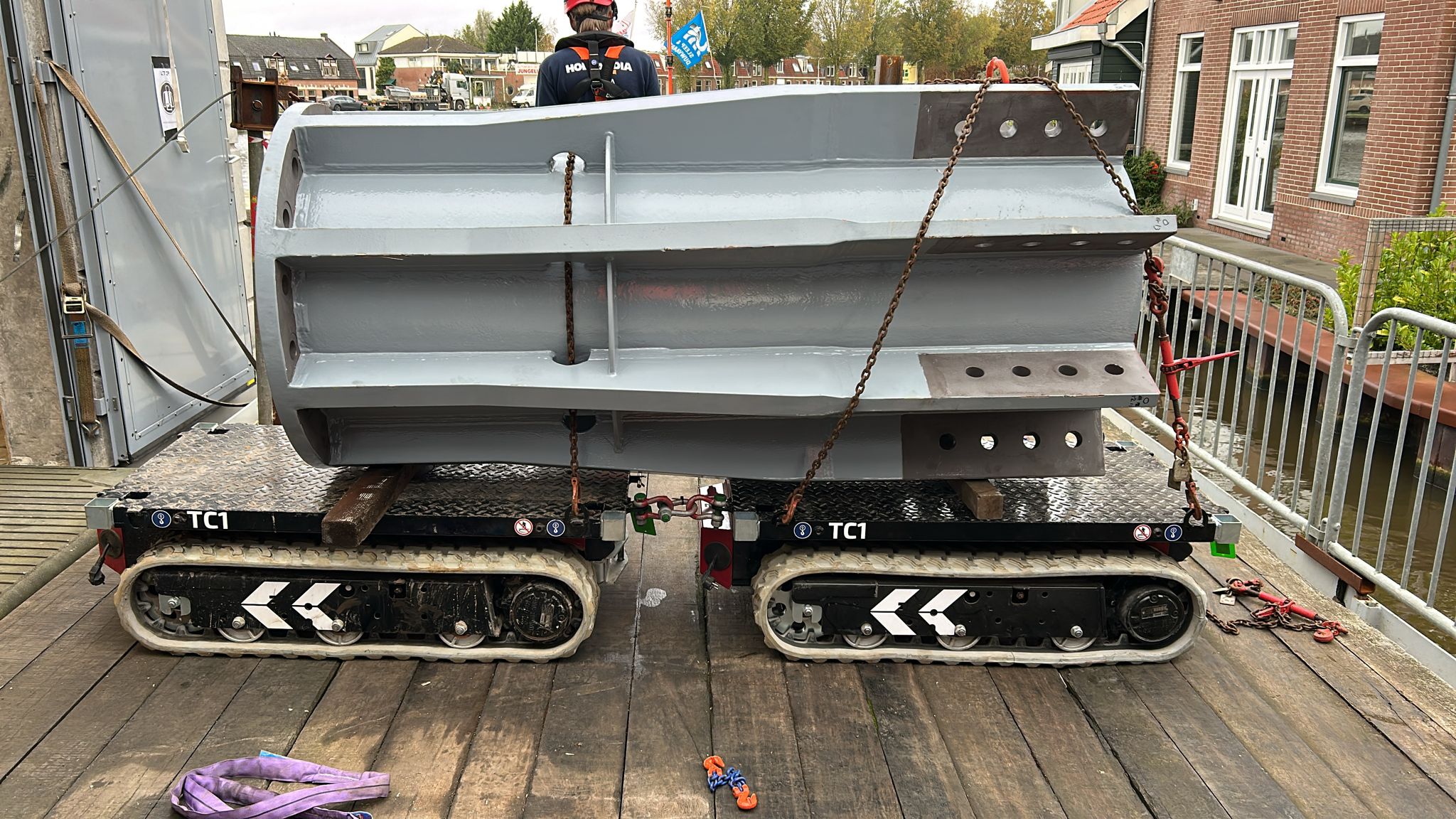 Foto 4: Eindstuk koppelbalk staat op rupsbanden en wordt vanaf ponton de technische ruimte ingereden worden.