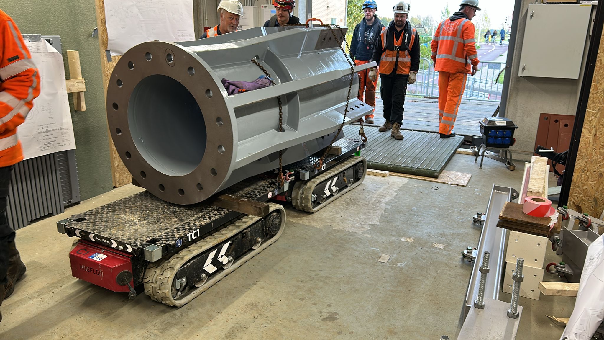 Foto 5: Deel van nieuwe koppelbuis is vanaf ponton in de technische ruimte gereden.