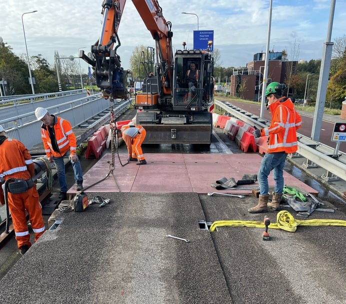 Foto 6: De verlengde oprijplaten worden in positie gebracht.