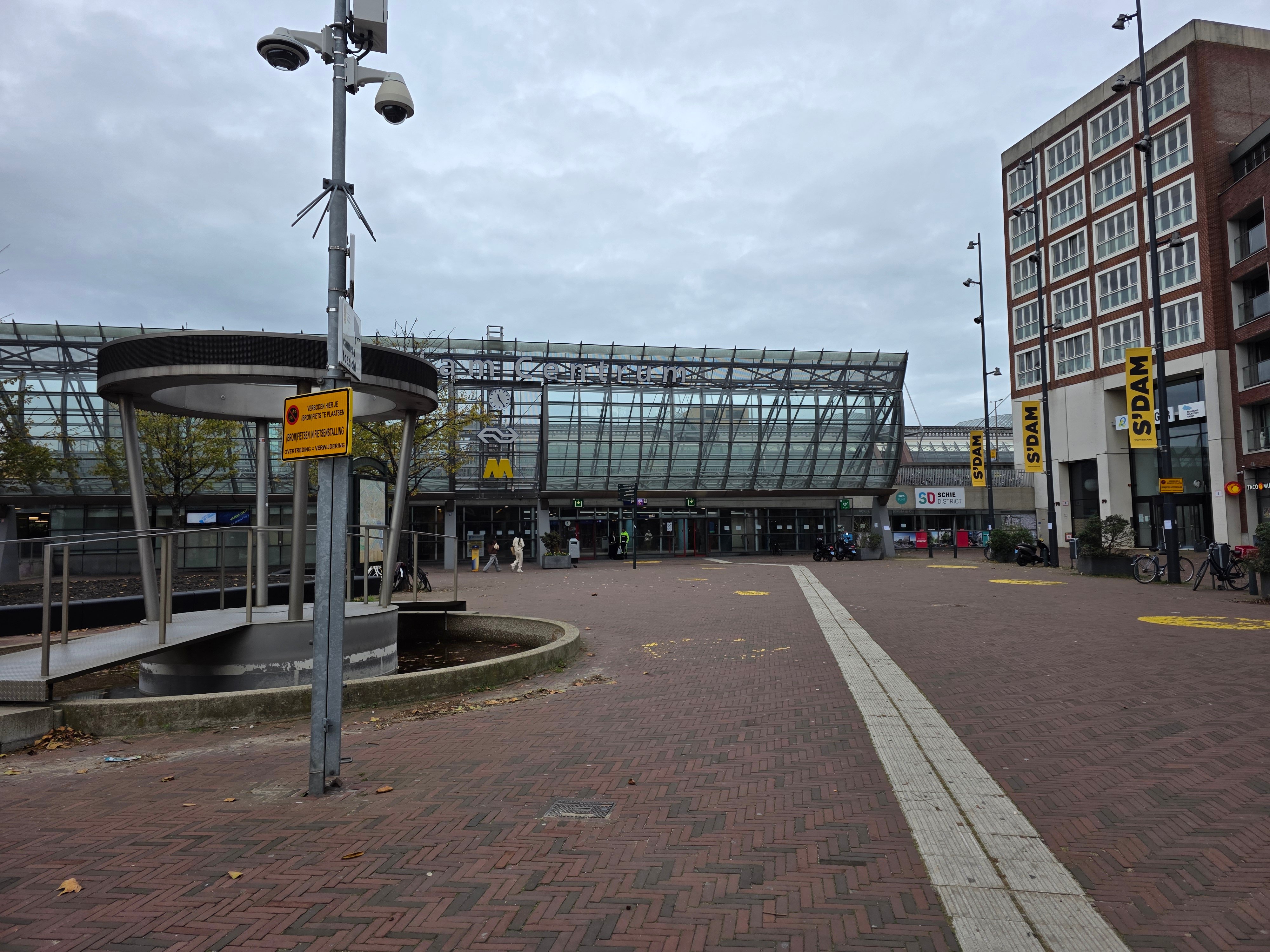 Het Stationsplein tijdens de opruimactie