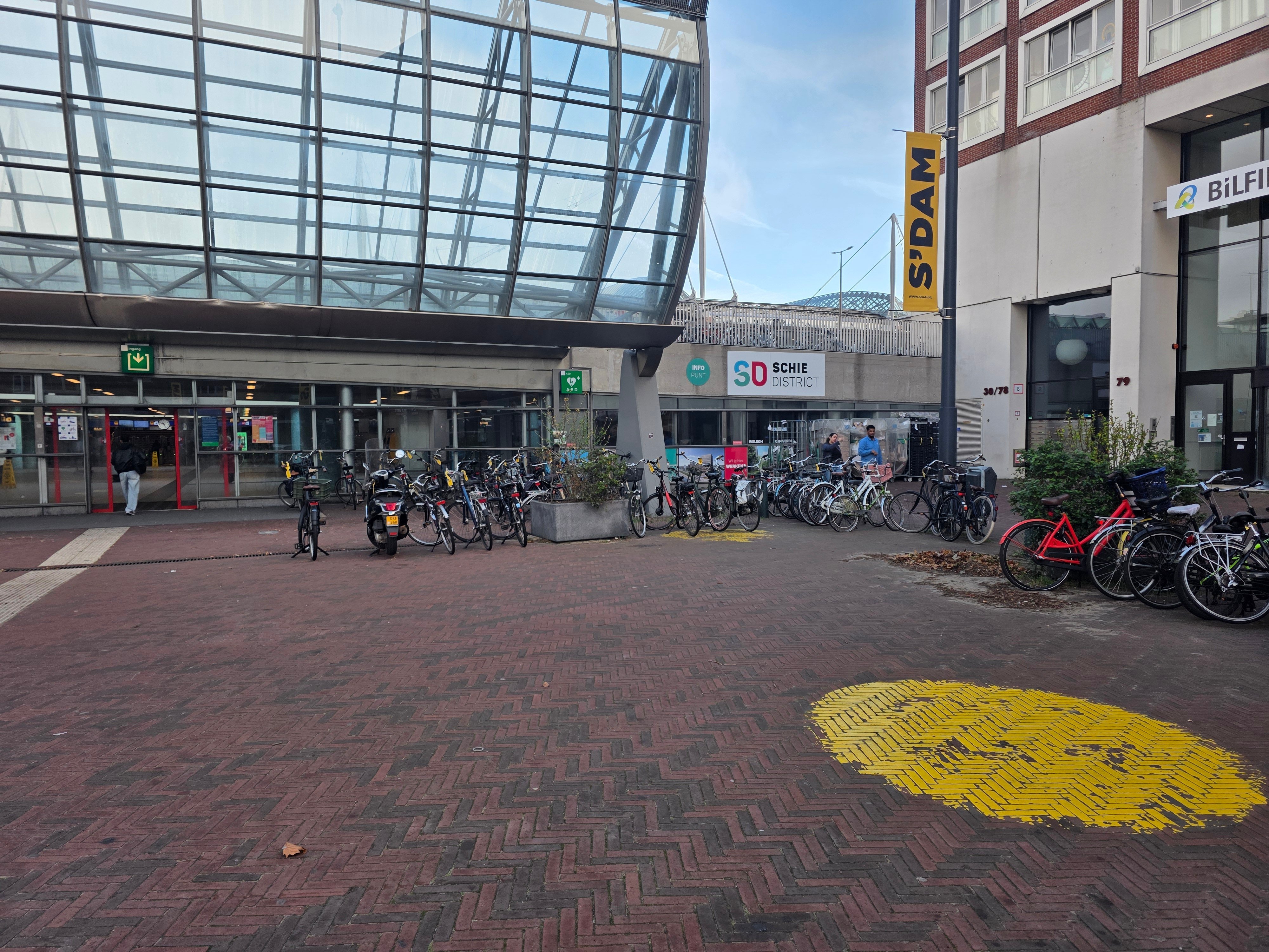 Het Stationsplein voor de opruimactie.