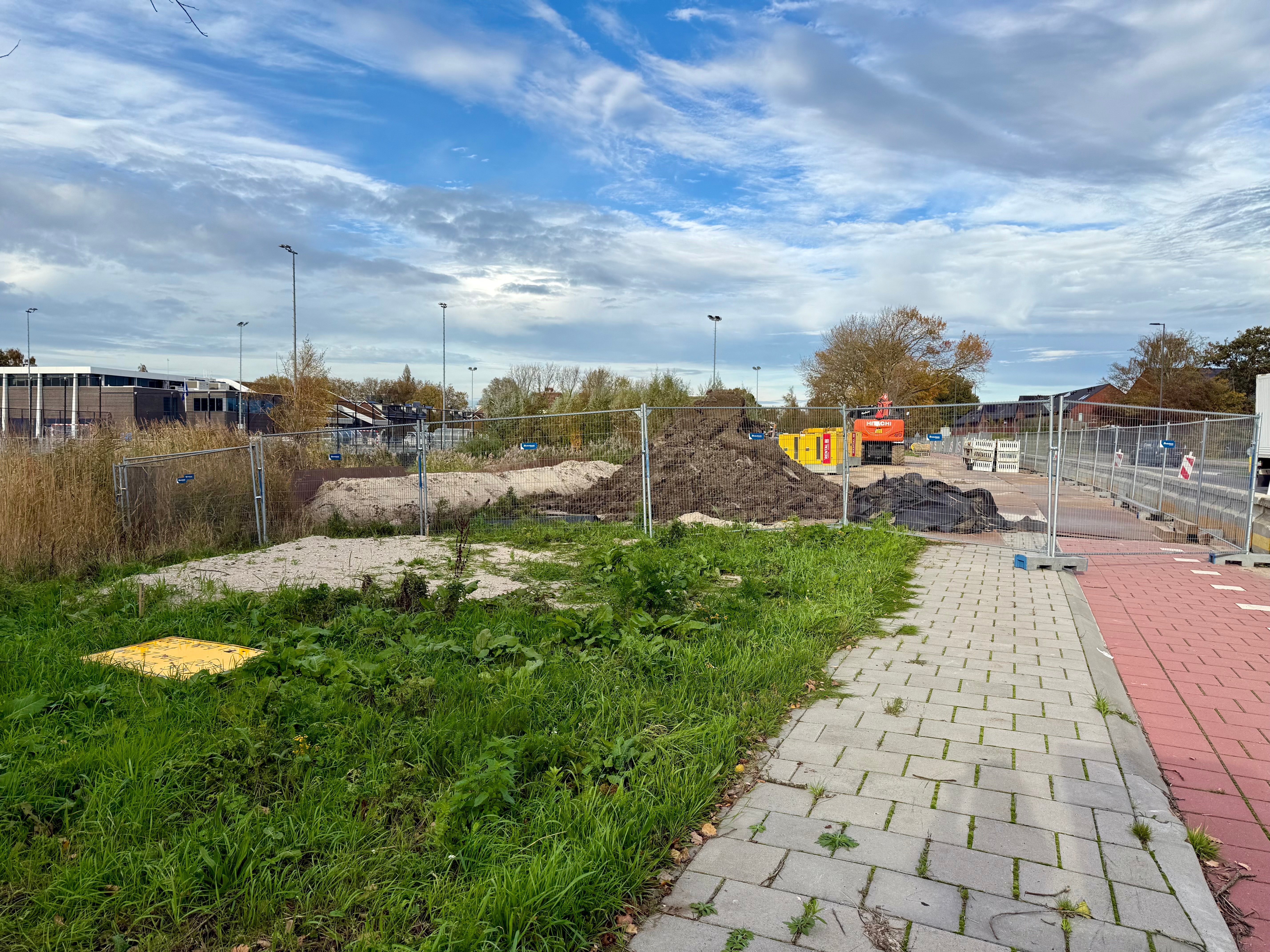 Op het terrein naast de sportvelden bij de Graaf Arnulfstraat liggen de warmteleidingen klaar. Hier lassen we de leidingdelen aan elkaar vast en hier worden ze de grond in getrokken.
