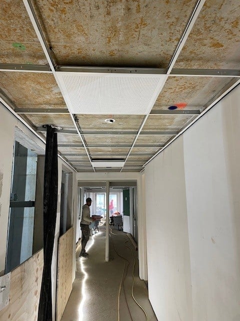 Begin afbouw plafonds gangen lagere etages hoogbouw