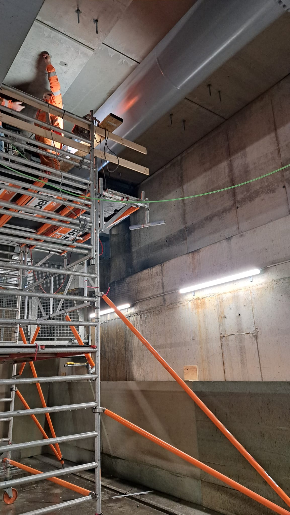 Foto 5: aanbrengen ankerstaven in plafond basculekelder brug Zuid.