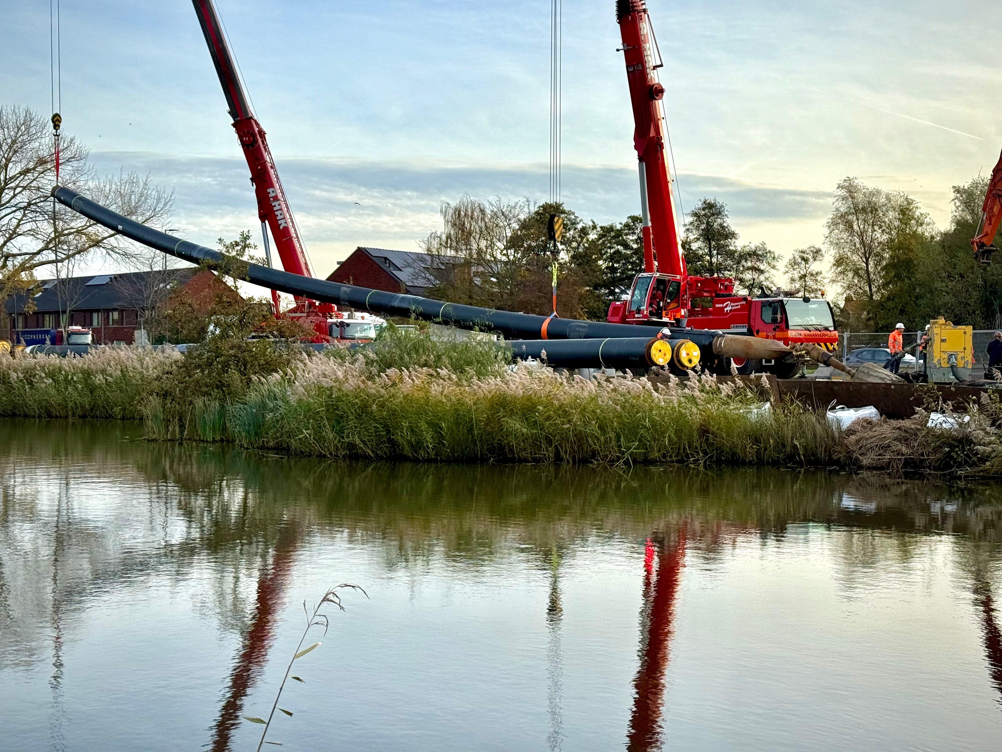 De leiding van 48 meter bestaat uit 3 stukken die van tevoren aan elkaar vast gelast zijn.