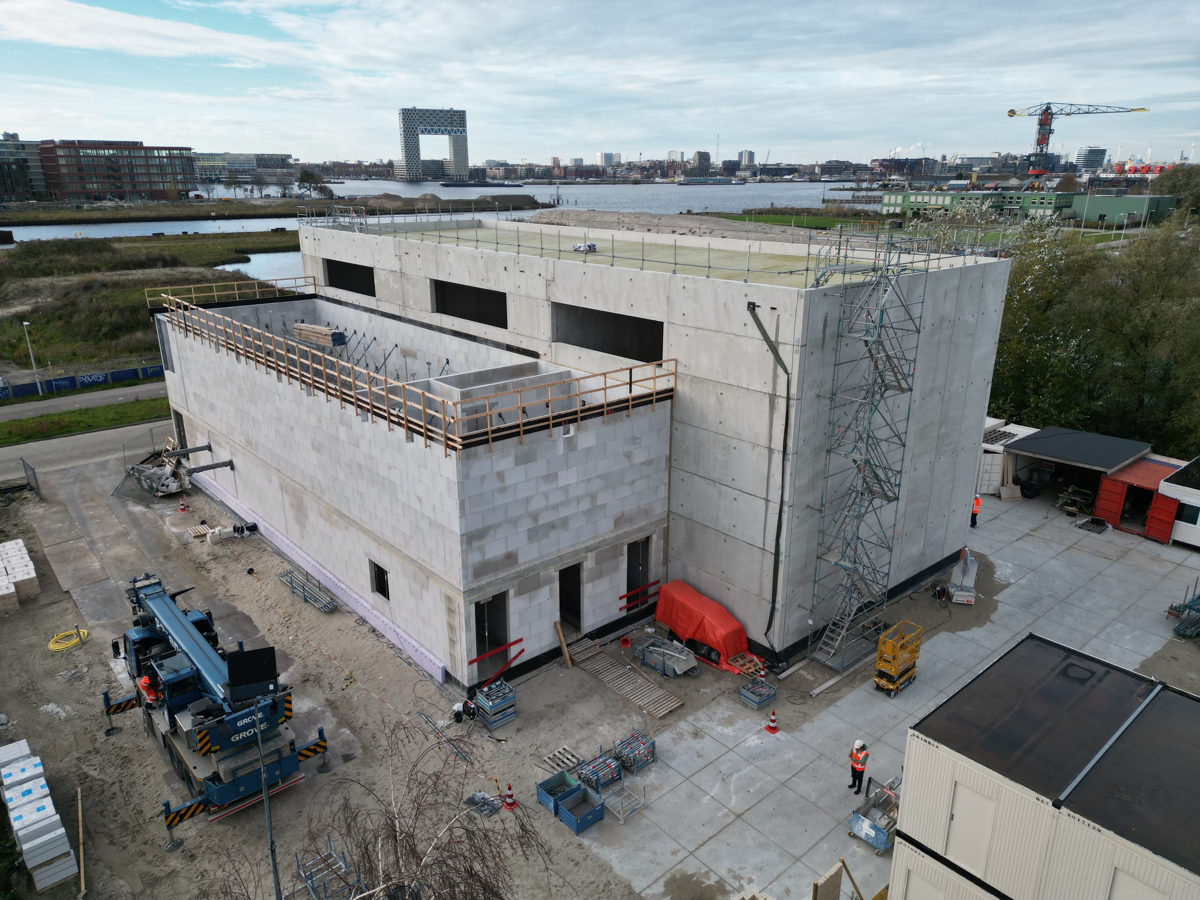 Bedieningsgebouw in aanbouw en transformatorgebouw.
Hier komt nog een gele metselwerkgevel omheen.