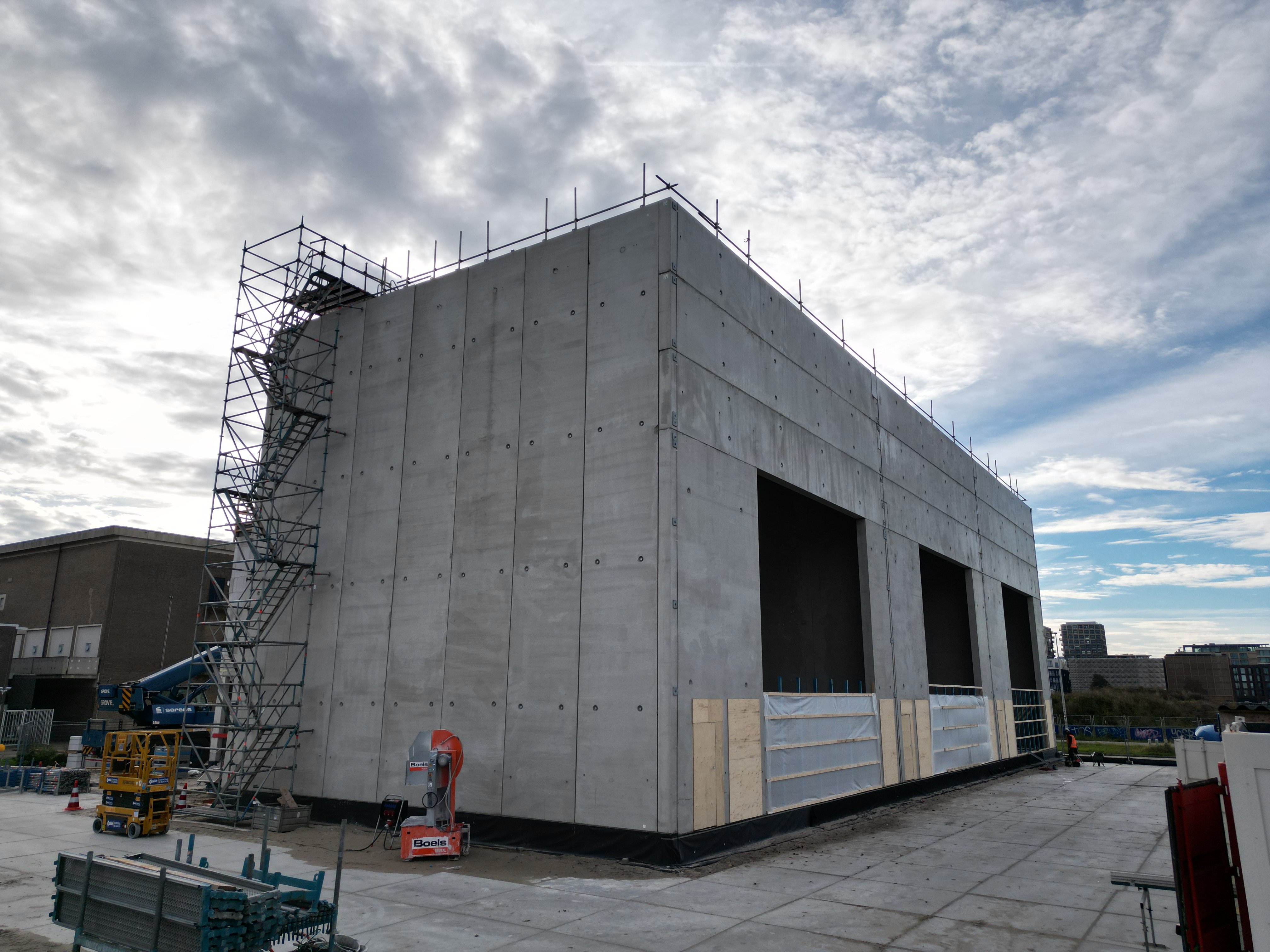 Transformatorgebouw.
Hier komen 3 transformatoren in. 
En dit gebouw wordt nog afgewerkt met een gele metselwerk gevel.