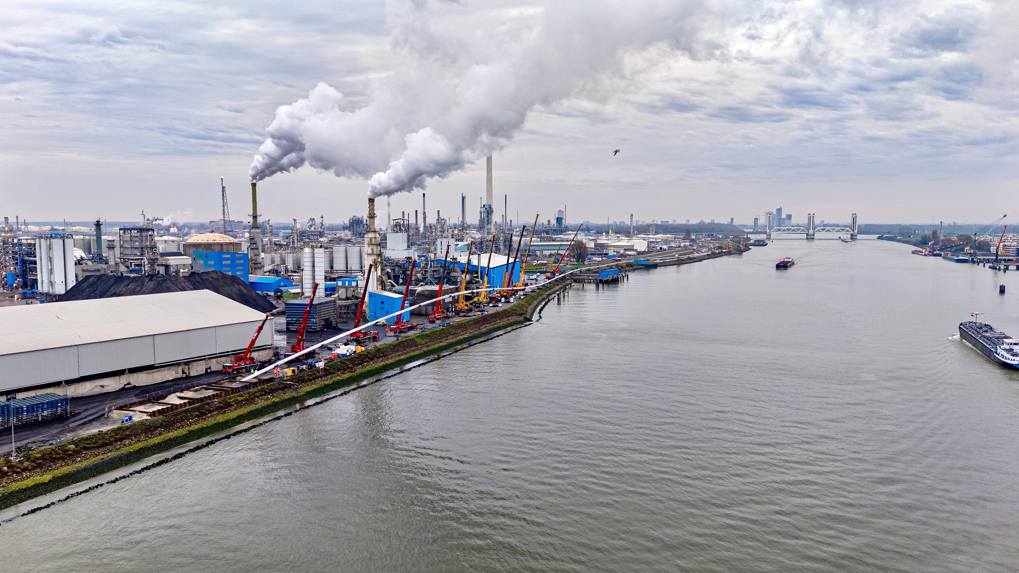 De uitlegstrook van de leiding neemt een aardige lengte in beslag, langs de Oude Maas.