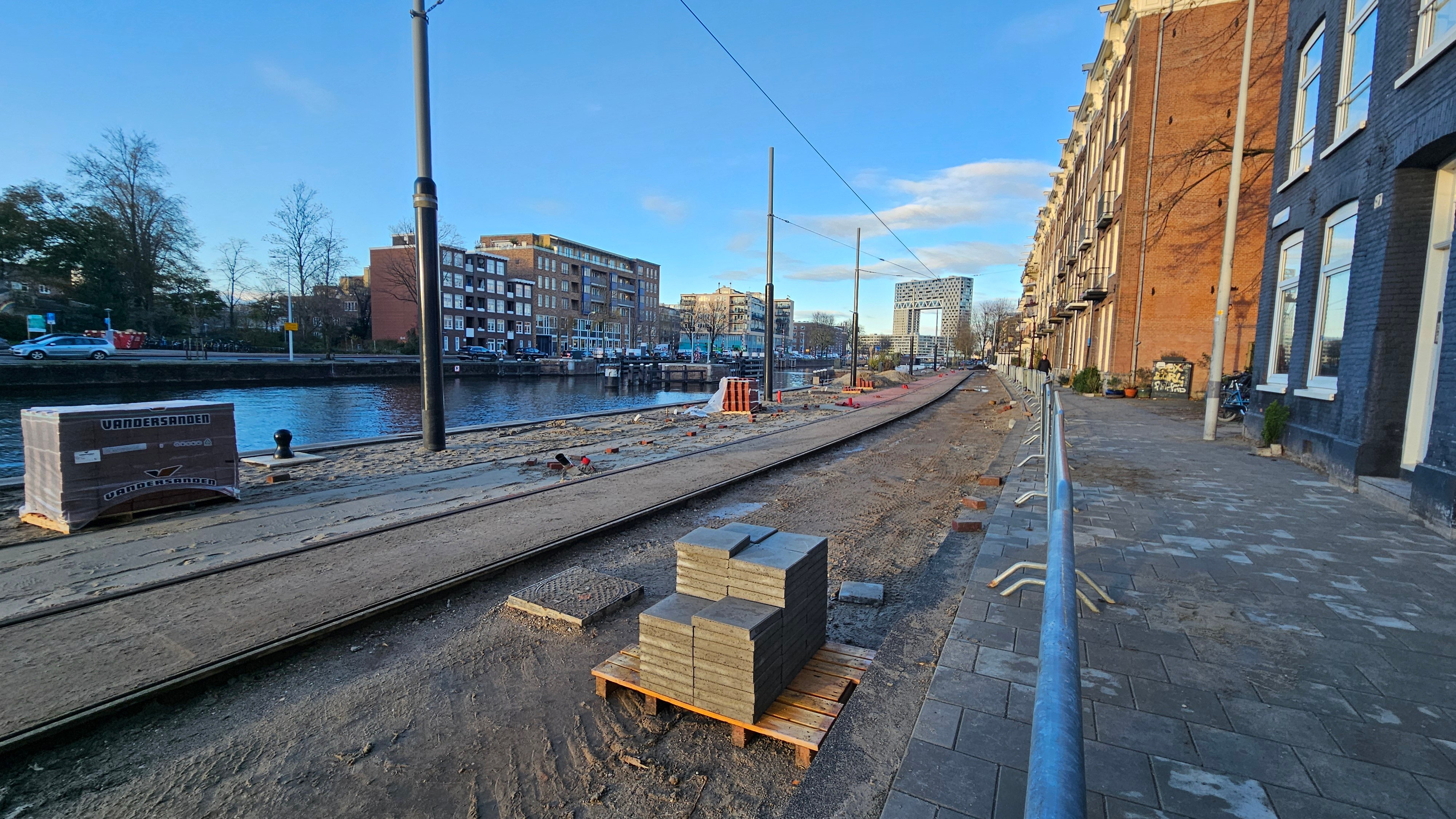 Bij de Houtmankade wordt nieuwe bestrating aangebracht.