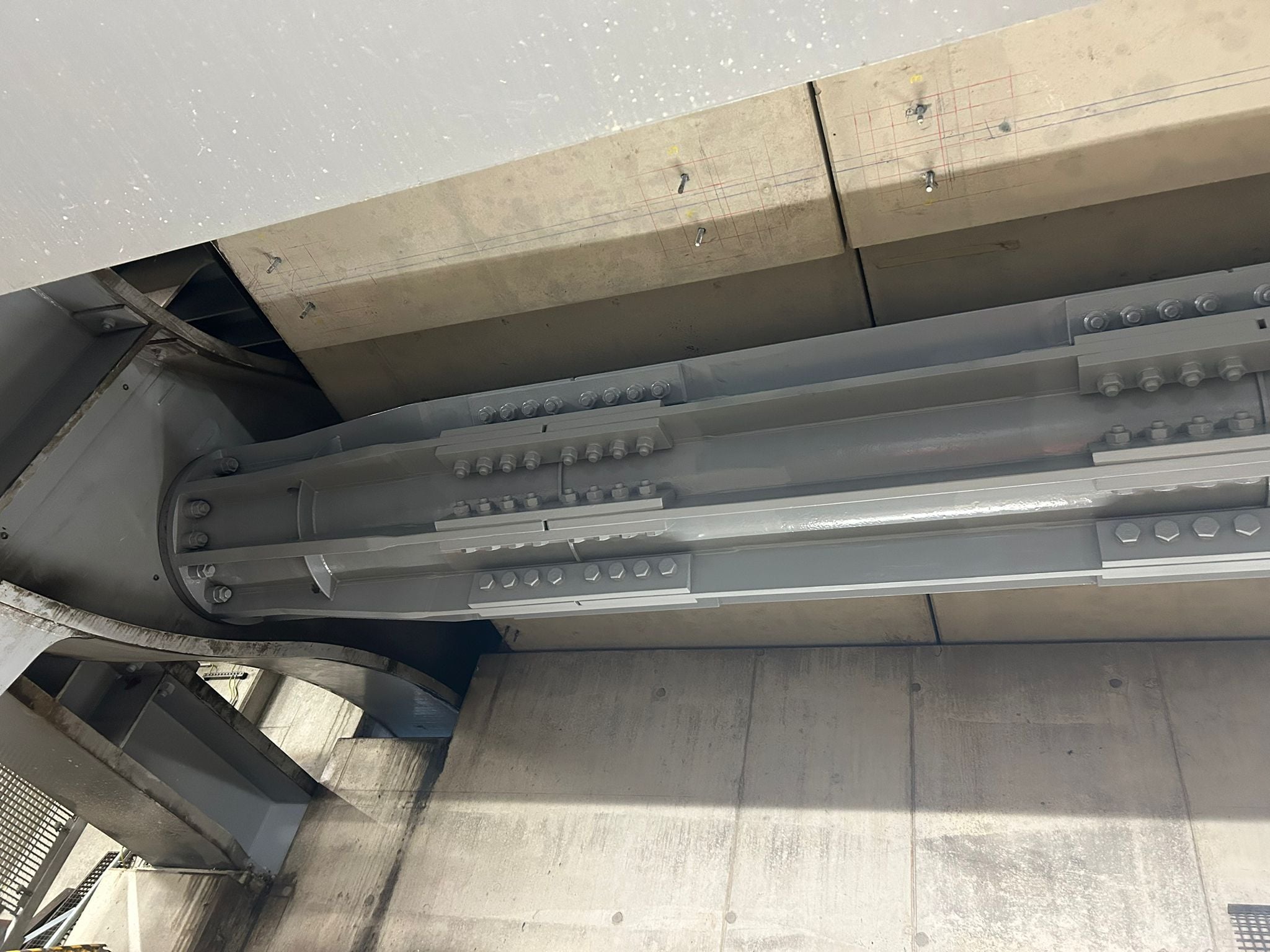 Foto 1: de koppelbuis is aangebracht in de basculekelder van brug Noord.