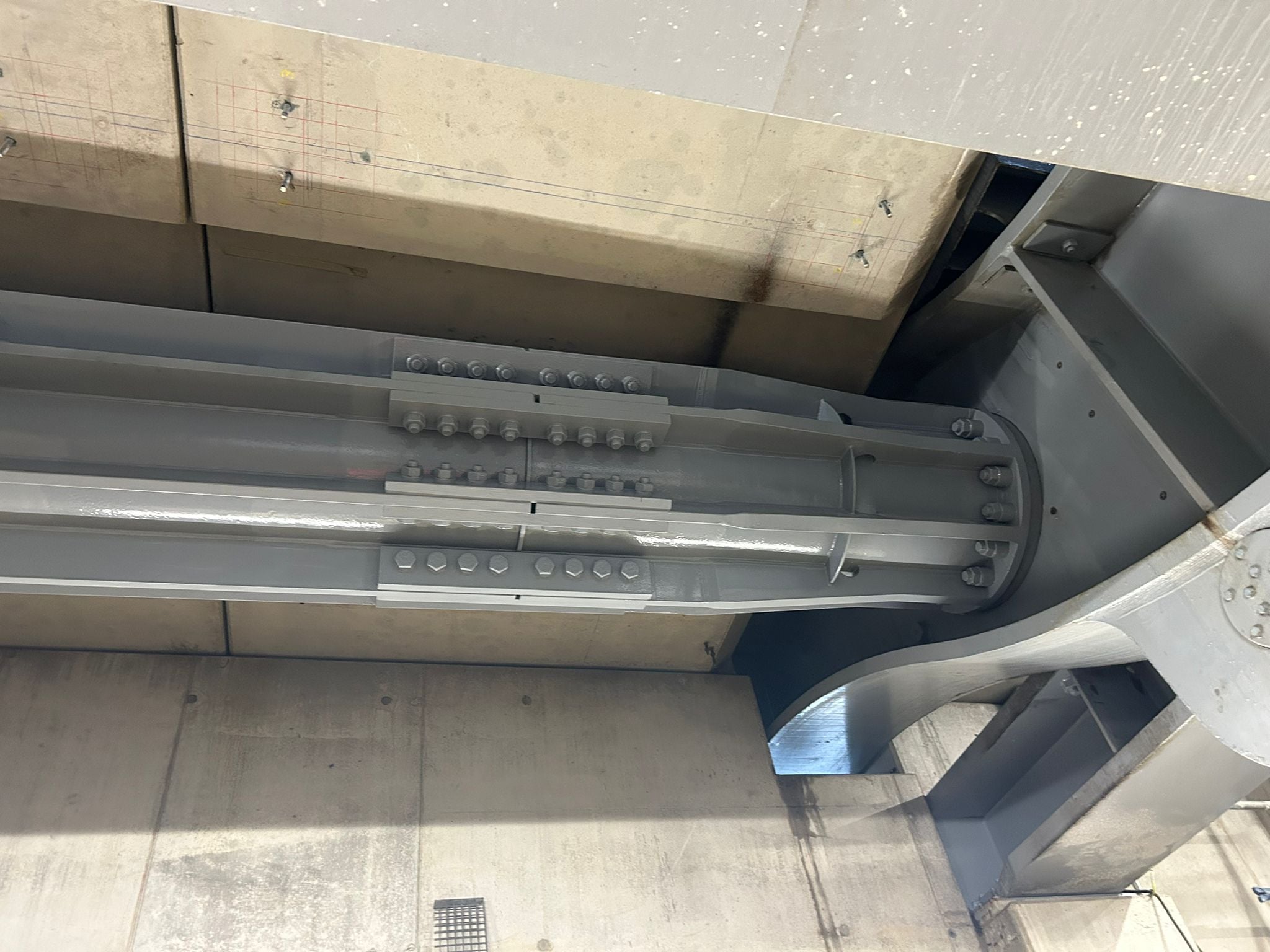 Foto 2: de koppelbuis is aangebracht in de basculekelder van brug Noord.