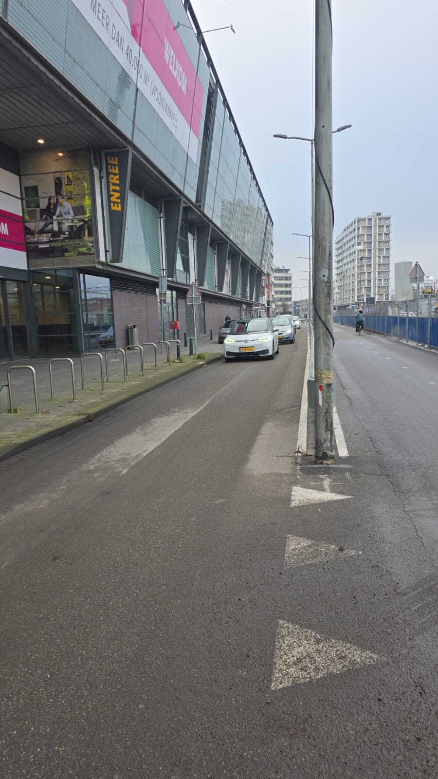 Het verkeer rijdt weer over de Waldorpstraat!