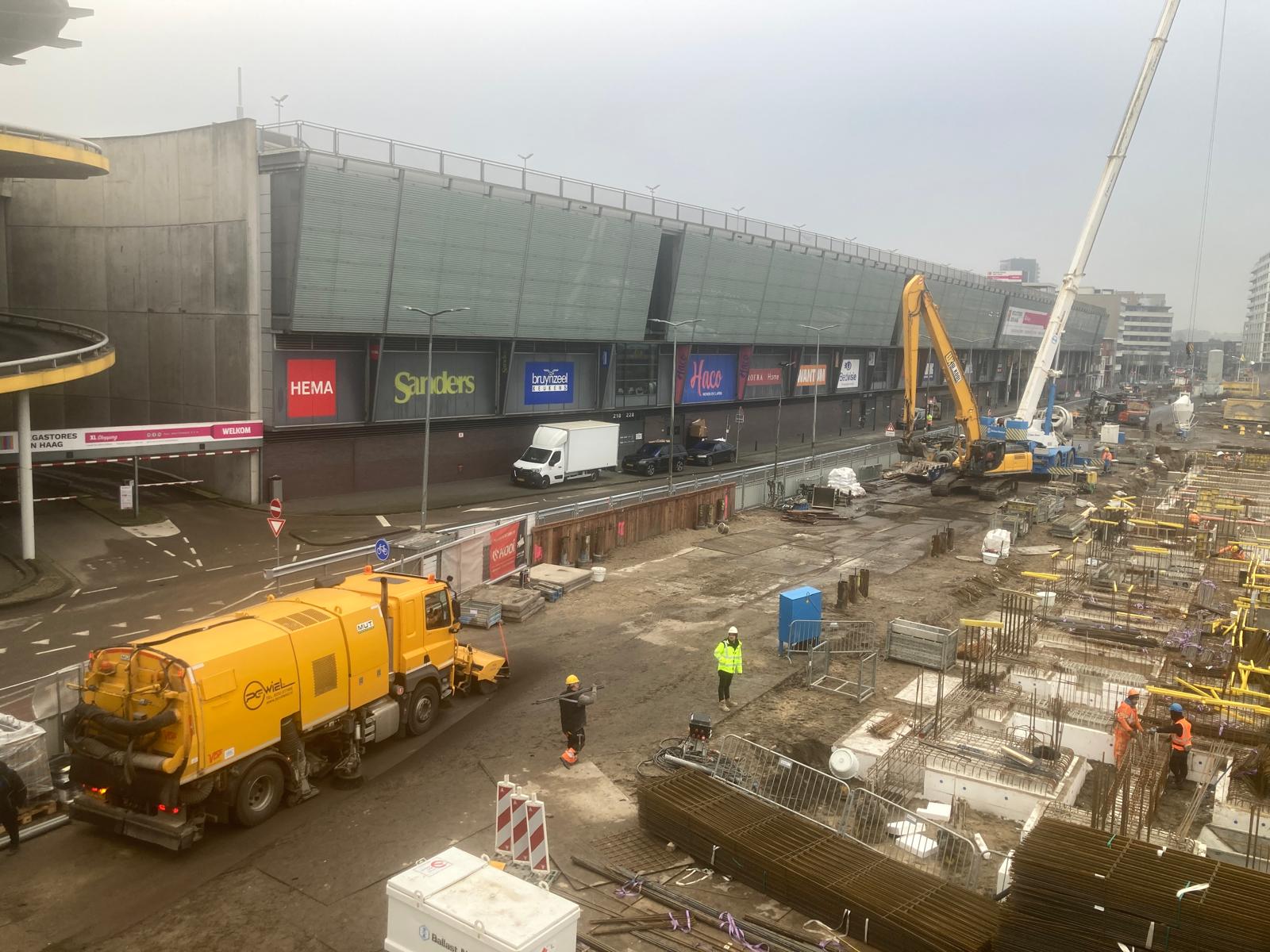 Opruimen van materieel en schoonmaken van de bouwplaats met een veegwagen