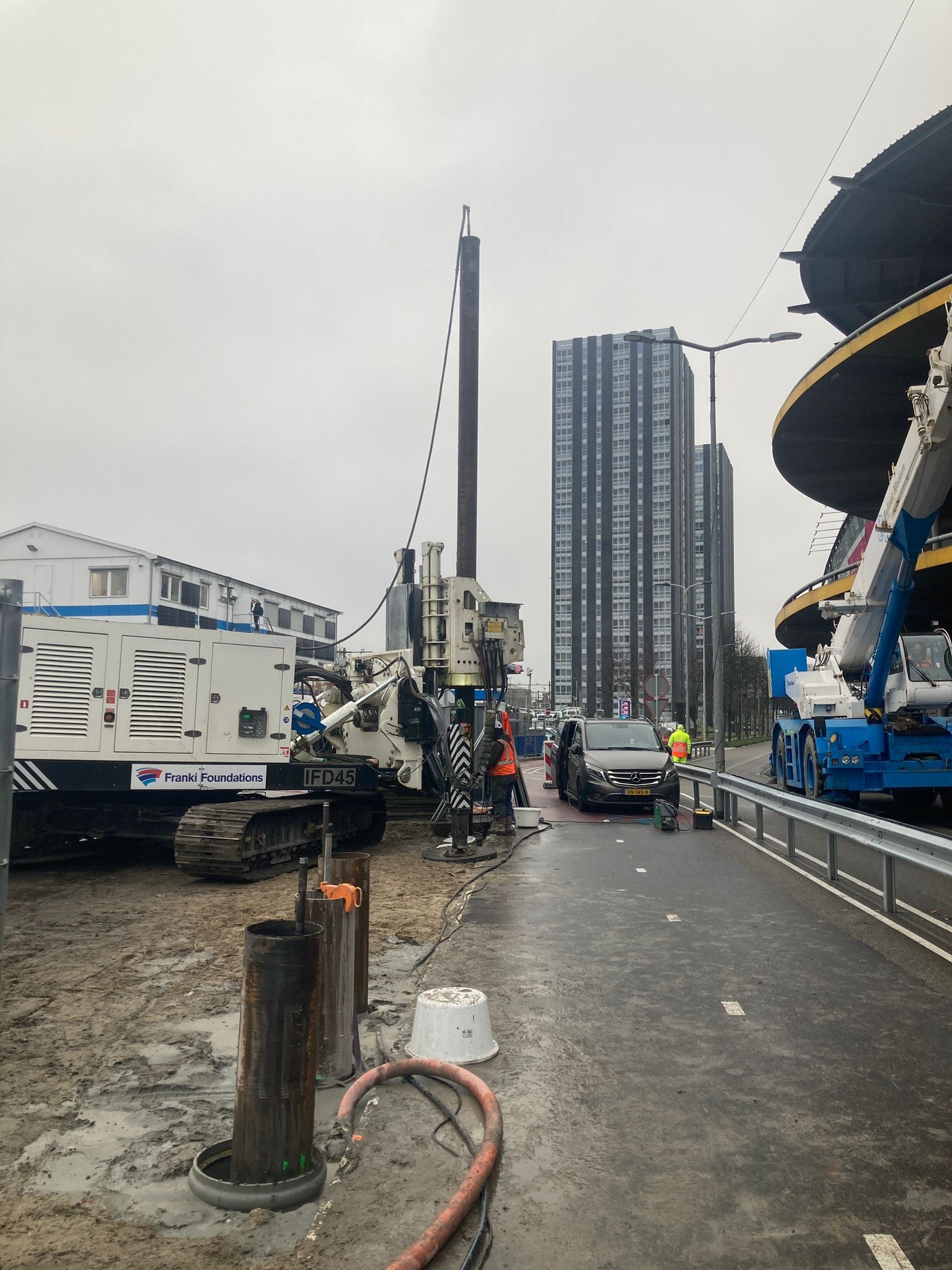 Een deel van de funderingspaal zit in de heistelling en wordt de grond in geschroefd