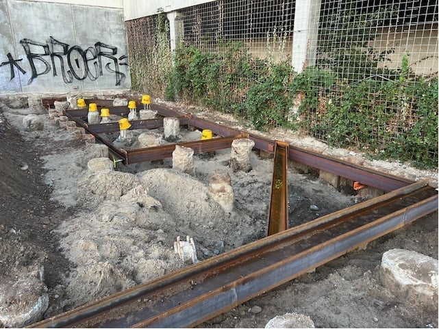 Stempelraam aanbrengen – bouwput ontgraven – paalkoppen snellen