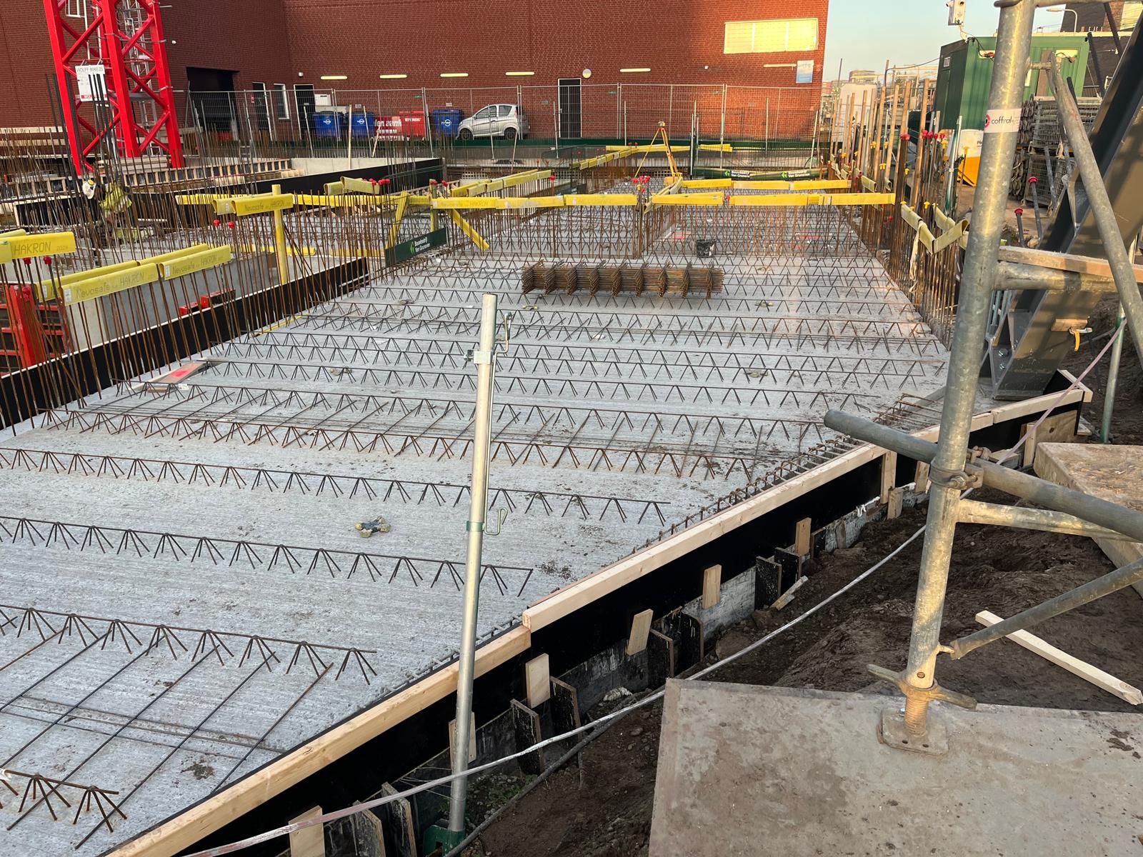 De eerste breedplaatvloeren gelegd van de begane grond.