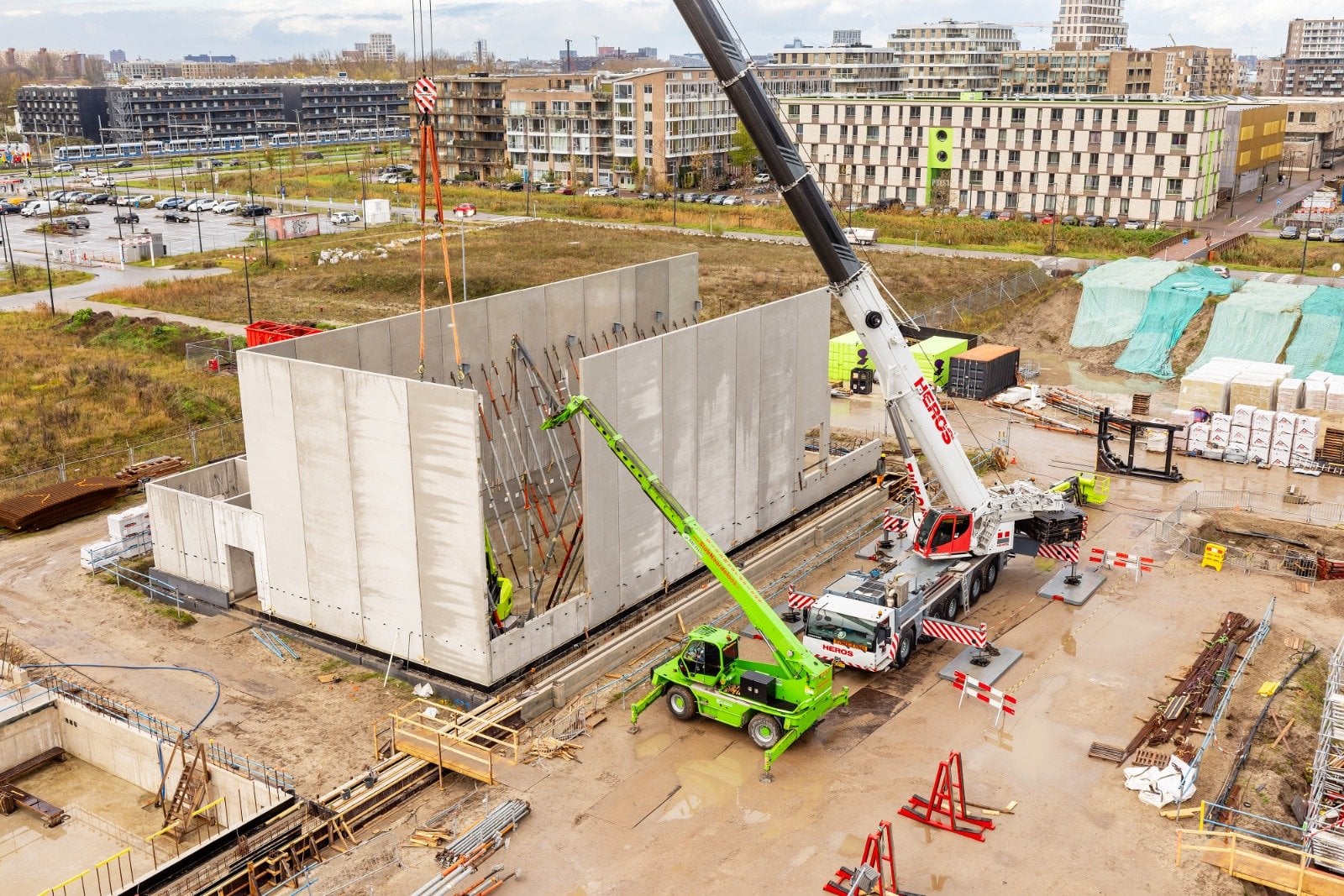 De eerste van twee GIS-hallen van TenneT