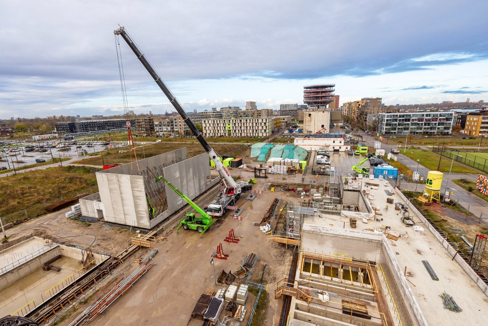 Links de eerste GIS-hal, rechts het Liander schakelstation