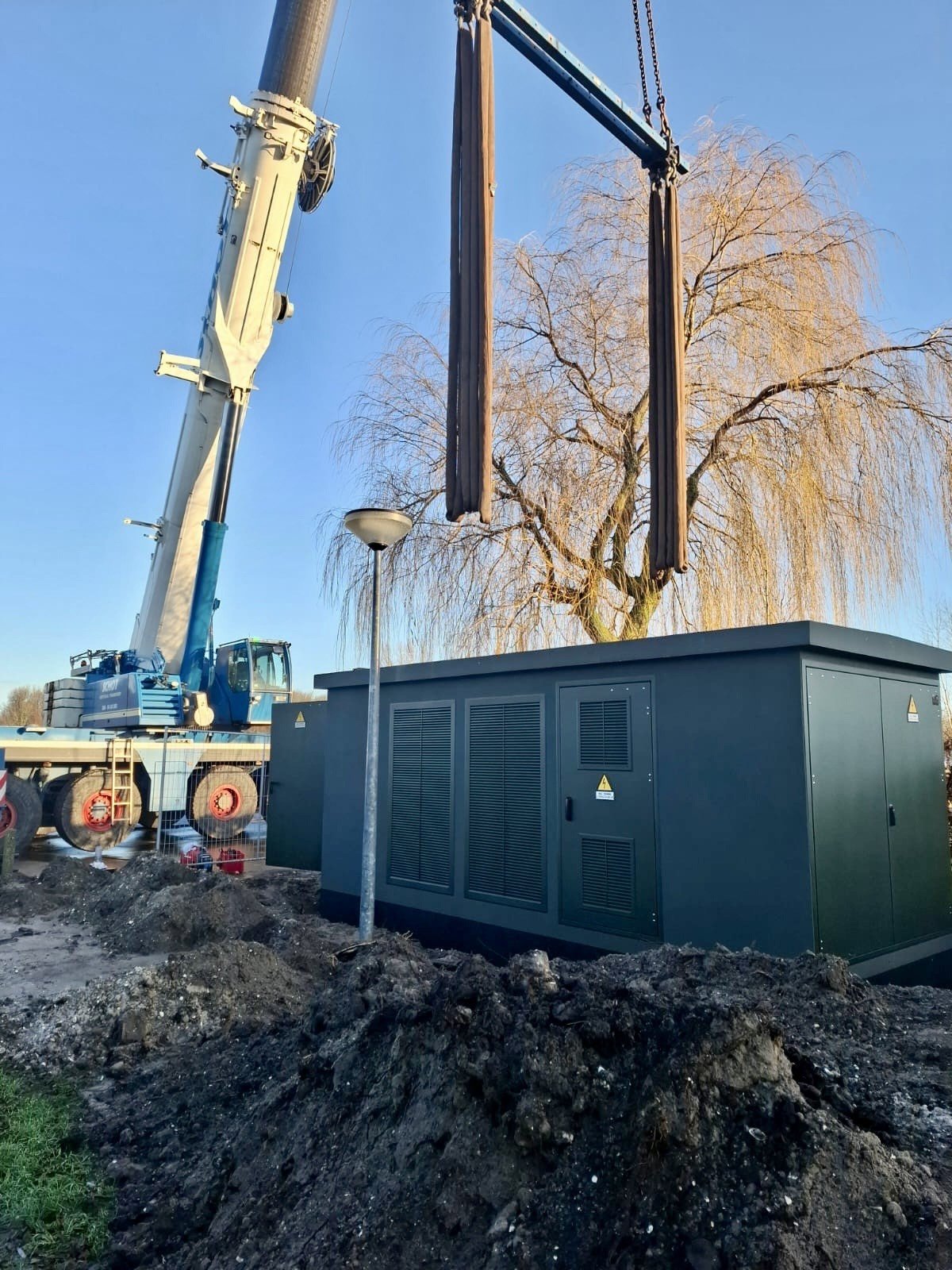 Het eerste elektriciteitshuisje dat geplaatst is aan de Enkhuizerzand