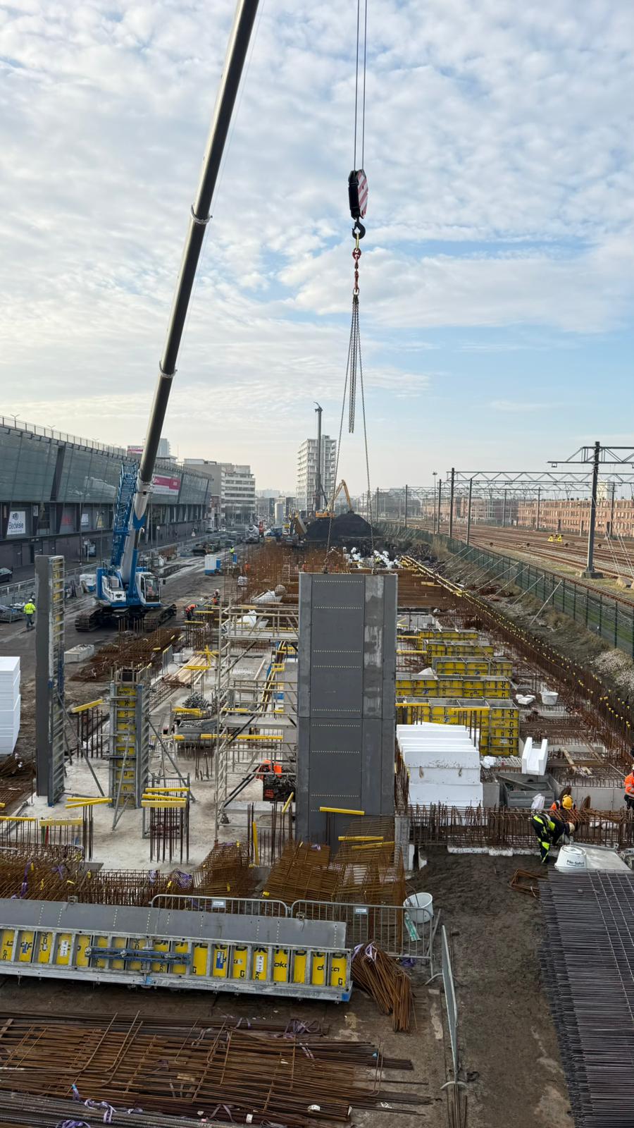 Eerste wandbekisting voor Toren 1. Wandbekisting is een tijdelijke mal, waarmee betonnen wanden (muren) kunnen worden gemaakt door er beton in te storten.
