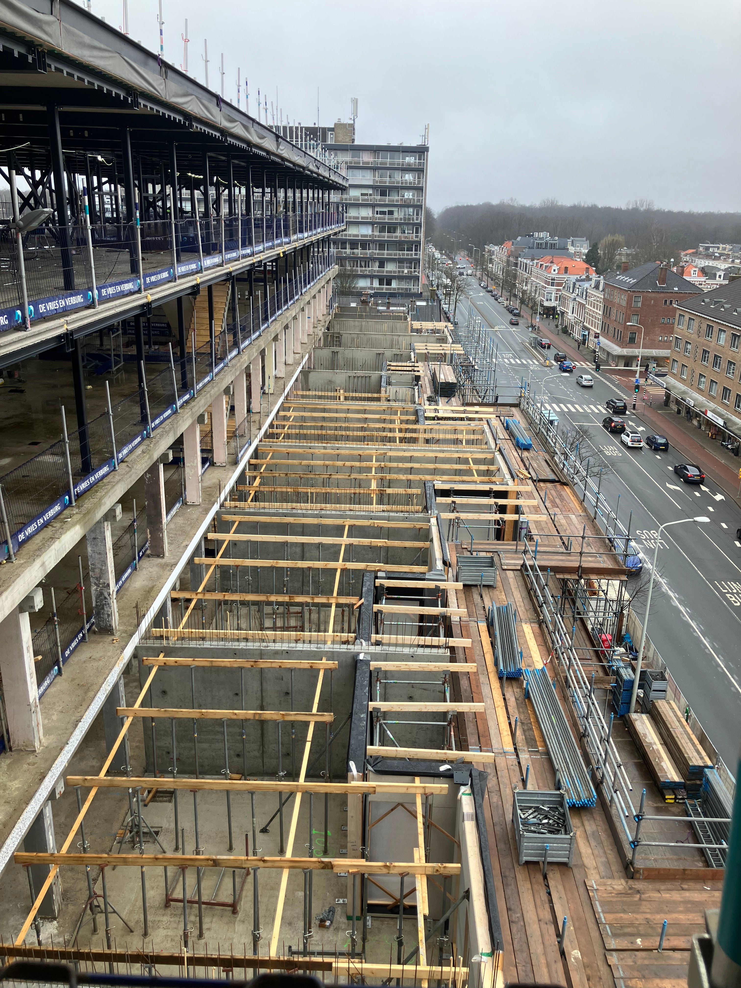 Onderstempeling van de breedplaatvloer voor de 4e verdieping.